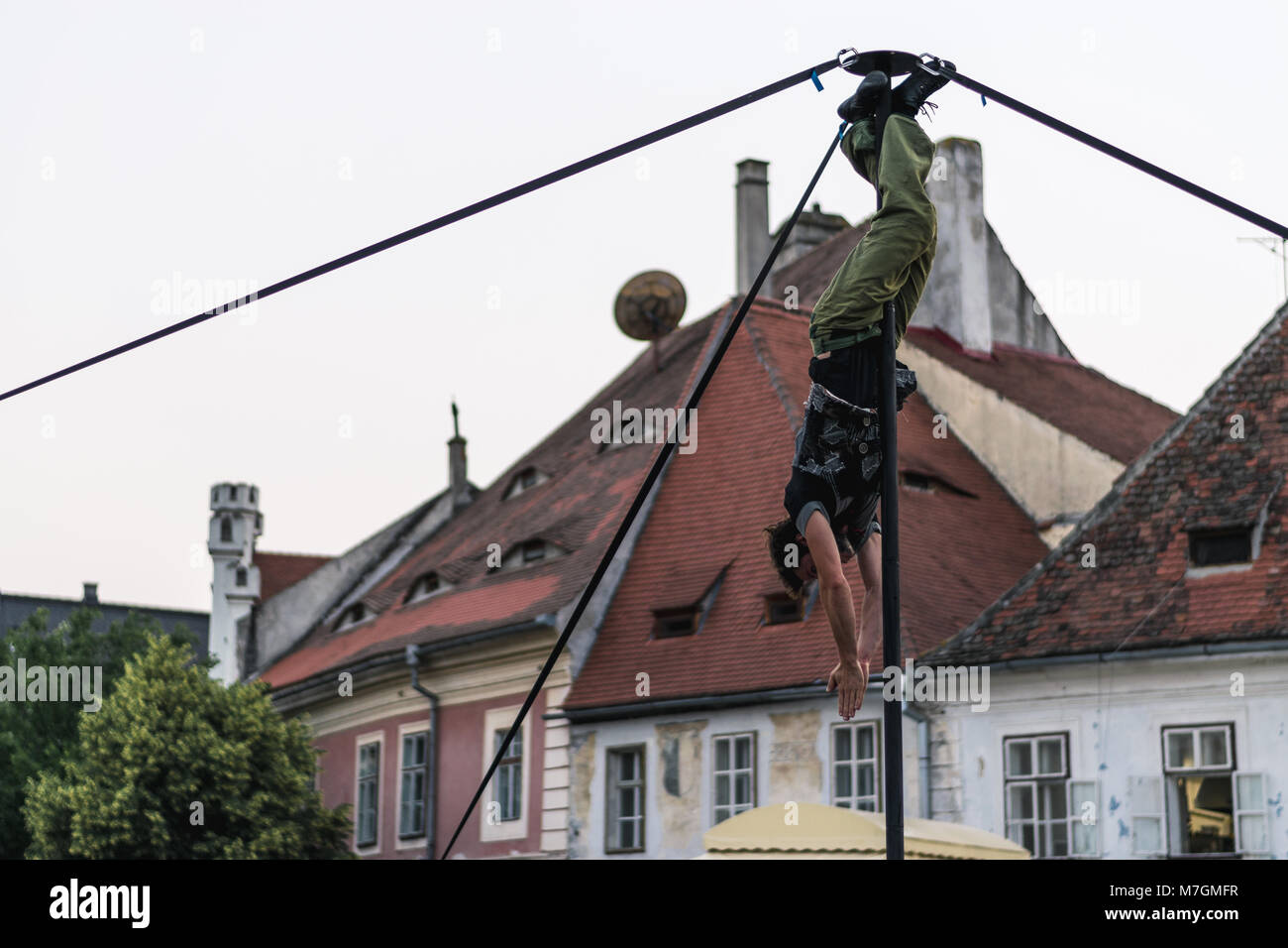 Un membre d'Kinemtatos Manoamano, Circo, l'Argentine d'effectuer un tour dans le petit square pendant le Festival International de Théâtre de Sibiu Banque D'Images