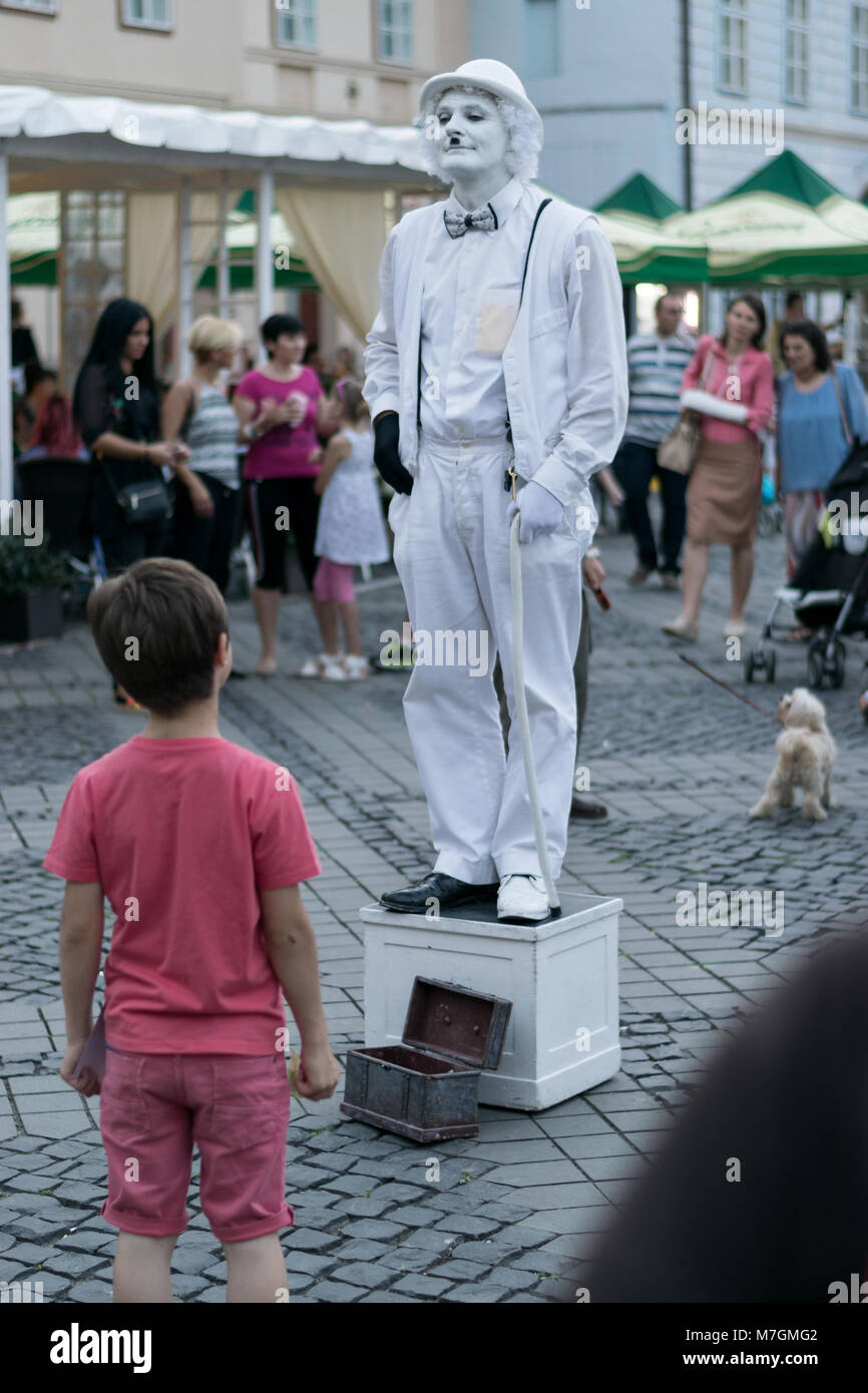 SIBIU, ROUMANIE - 17 juin 2016 : un mime a attiré l'attention d'un garçon,en grande place pendant le Festival International de Théâtre de Sibiu, Sibiu, Roamania. Banque D'Images