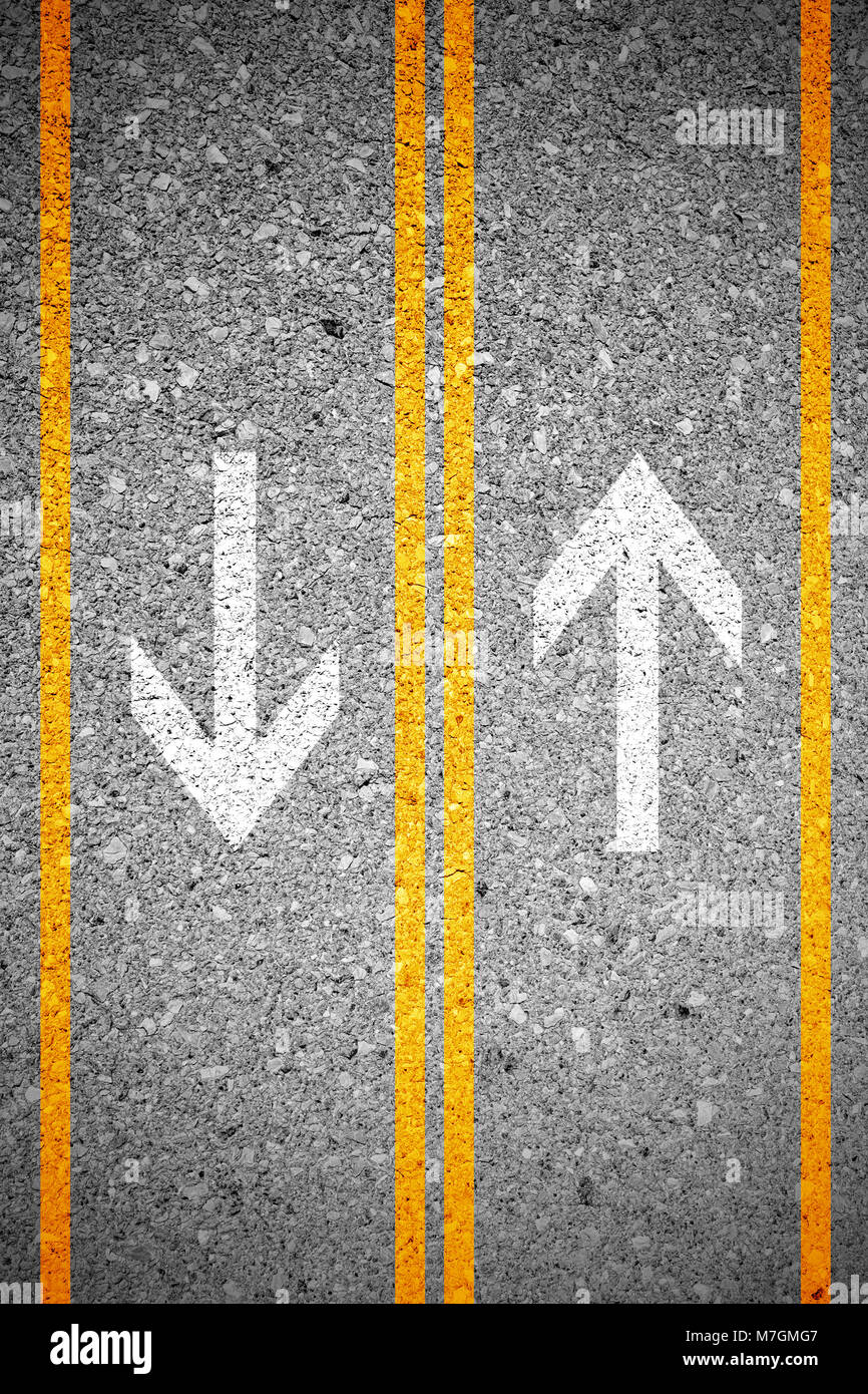 La texture de la route en béton bitumineux comme arrière-plan. Deux voies et deux directions panneau sur la route. L'avant et l'arrière salle. Banque D'Images