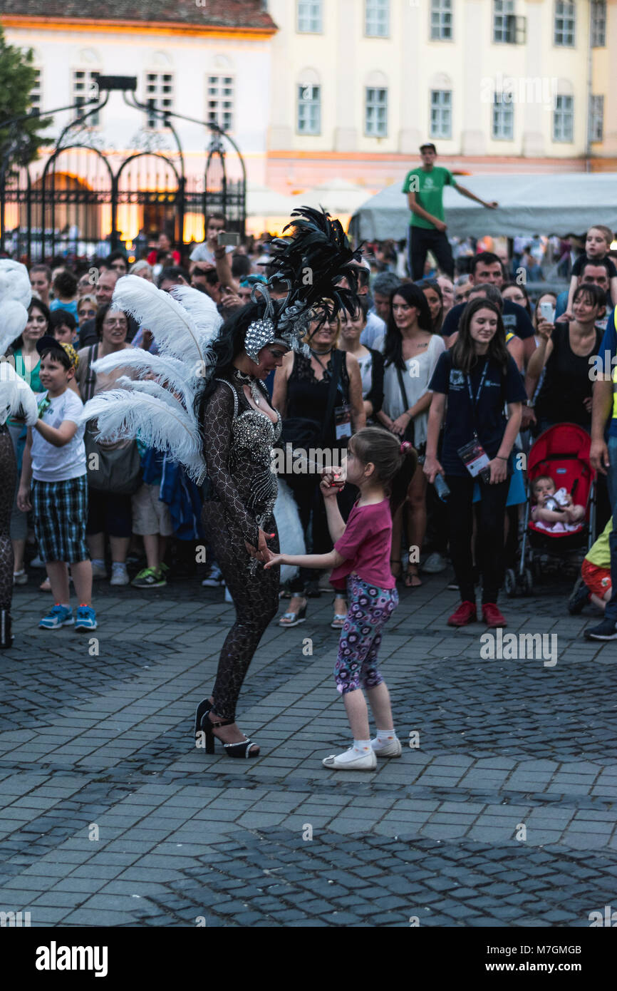 SIBIU, ROUMANIE - 17 juin 2016 : une fille danse avec un membre du groupe Carnival Torrevieja danseurs, pendant le Festival International de Théâtre de Sibiu, dans Banque D'Images