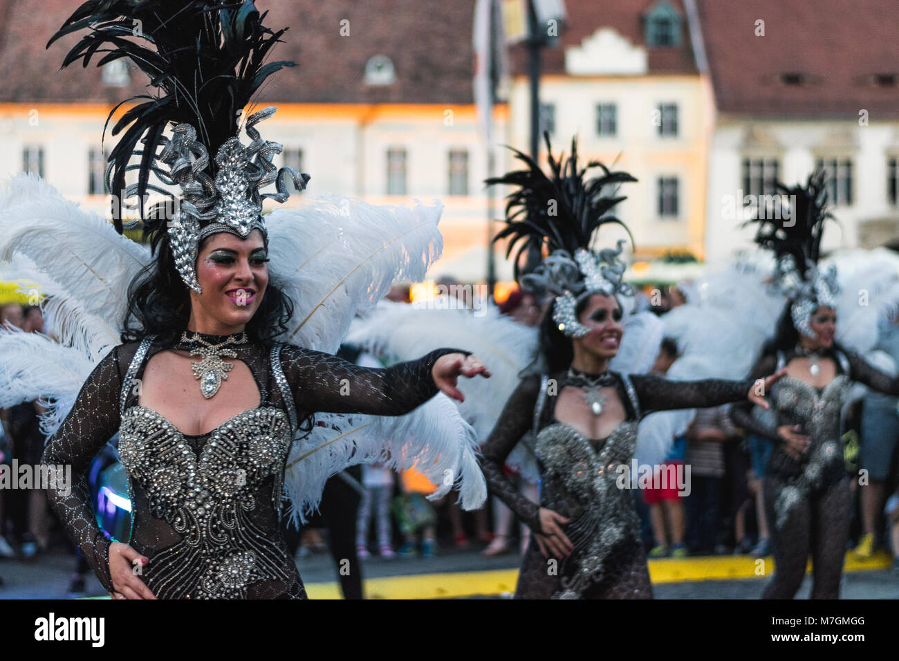 SIBIU, ROUMANIE - 17 juin 2016 : Les membres du Groupe Carnival Torrevieja danseurs pendant le Festival International de Théâtre de Sibiu, à Sibiu, Roumanie Banque D'Images