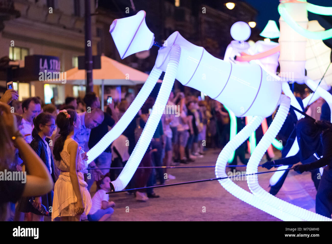 SIBIU, ROUMANIE - 17 juin 2016 : Les membres de la lumière danseurs groupe exécutant pendant le Festival International de Théâtre de Sibiu, Sibiu, Roumanie. Banque D'Images