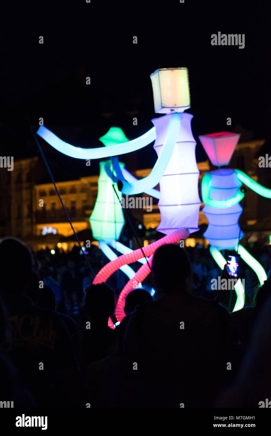 SIBIU, ROUMANIE - 17 juin 2016 : Les membres de la lumière danseurs groupe exécutant pendant le Festival International de Théâtre de Sibiu, Sibiu, Roumanie. Banque D'Images