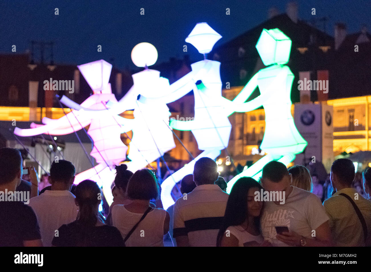 SIBIU, ROUMANIE - 17 juin 2016 : Les membres de la lumière danseurs groupe exécutant pendant le Festival International de Théâtre de Sibiu, Sibiu, Roumanie. Banque D'Images