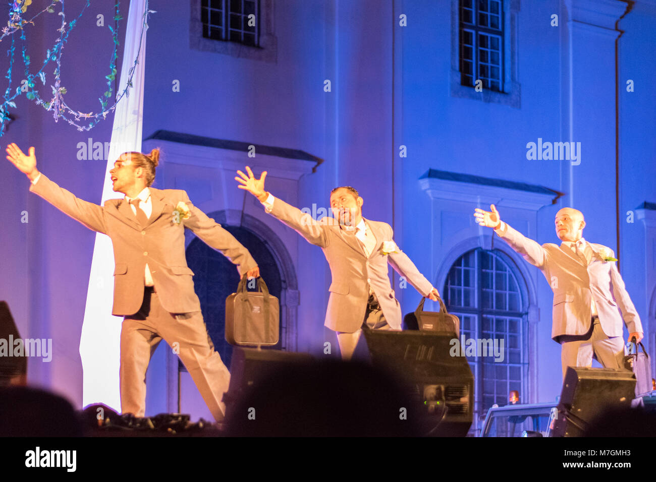 SIBIU, ROUMANIE - 17 juin 2016 : Les membres de la station dans la scène VOALA la grande place, pendant le Festival International de Théâtre de Sibiu, Sibiu, Roumanie. Banque D'Images