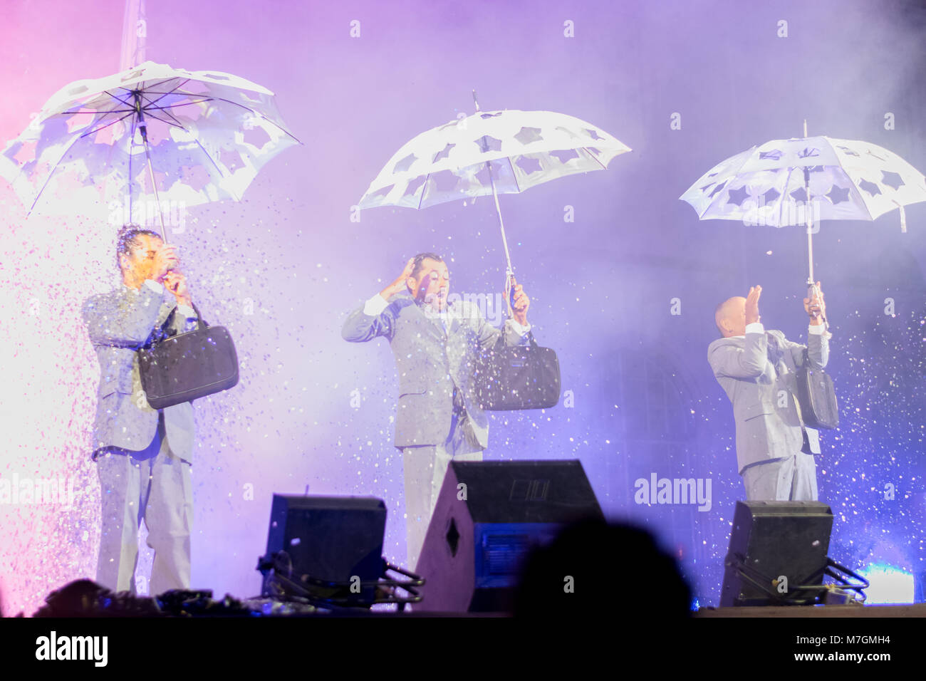 SIBIU, ROUMANIE - 17 juin 2016 : Les membres de la station dans la scène VOALA la grande place, pendant le Festival International de Théâtre de Sibiu, Sibiu, Roumanie. Banque D'Images