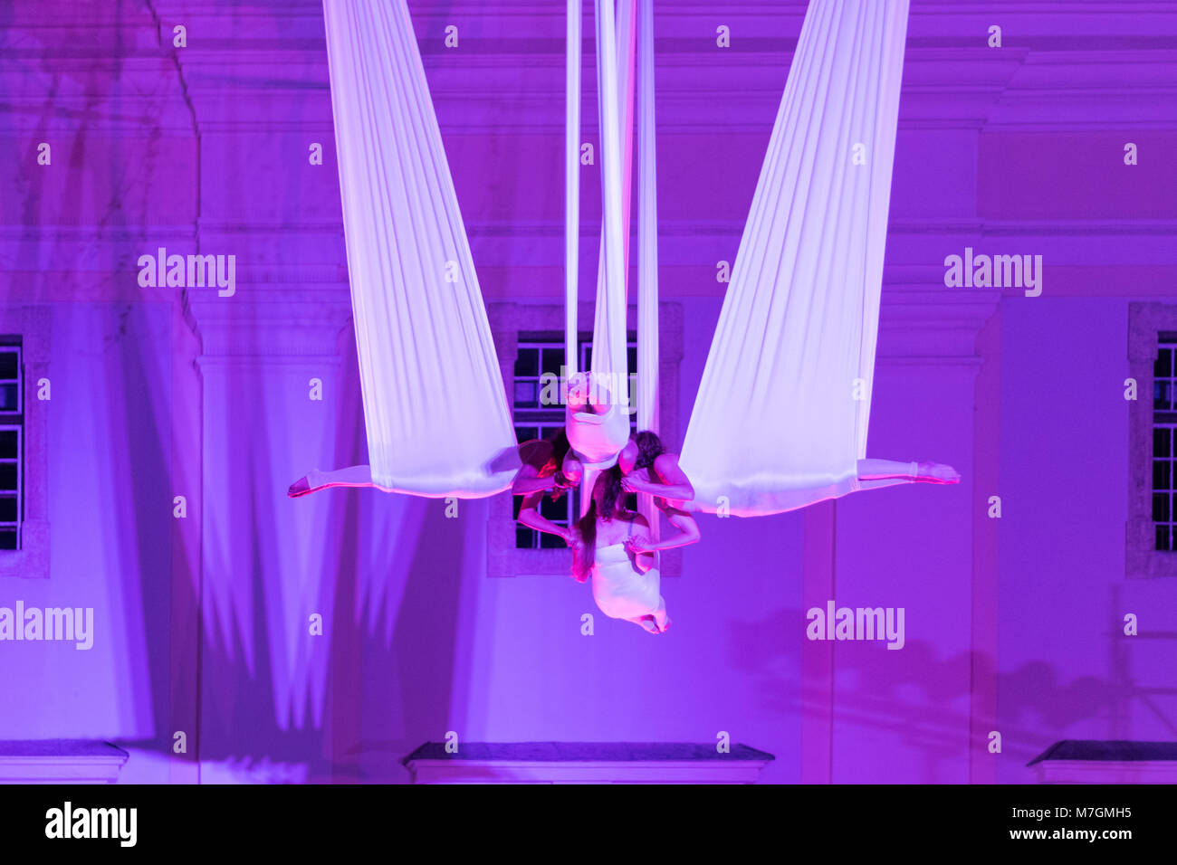 SIBIU, ROUMANIE - 17 juin 2016 : Les membres de la station dans la scène VOALA la grande place, pendant le Festival International de Théâtre de Sibiu, Sibiu, Roumanie. Banque D'Images