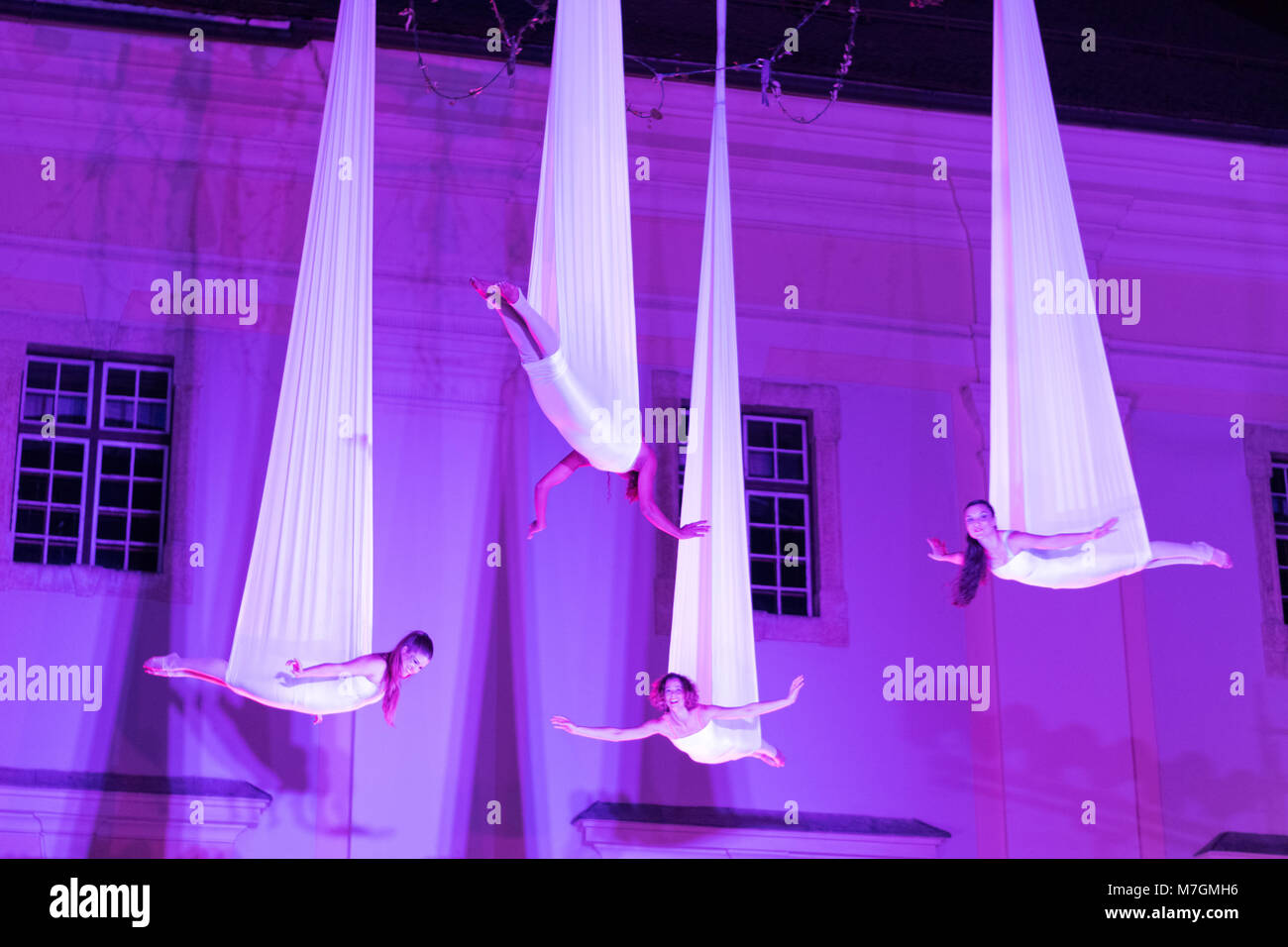 SIBIU, ROUMANIE - 17 juin 2016 : Les membres de la station dans la scène VOALA la grande place, pendant le Festival International de Théâtre de Sibiu, Sibiu, Roumanie. Banque D'Images