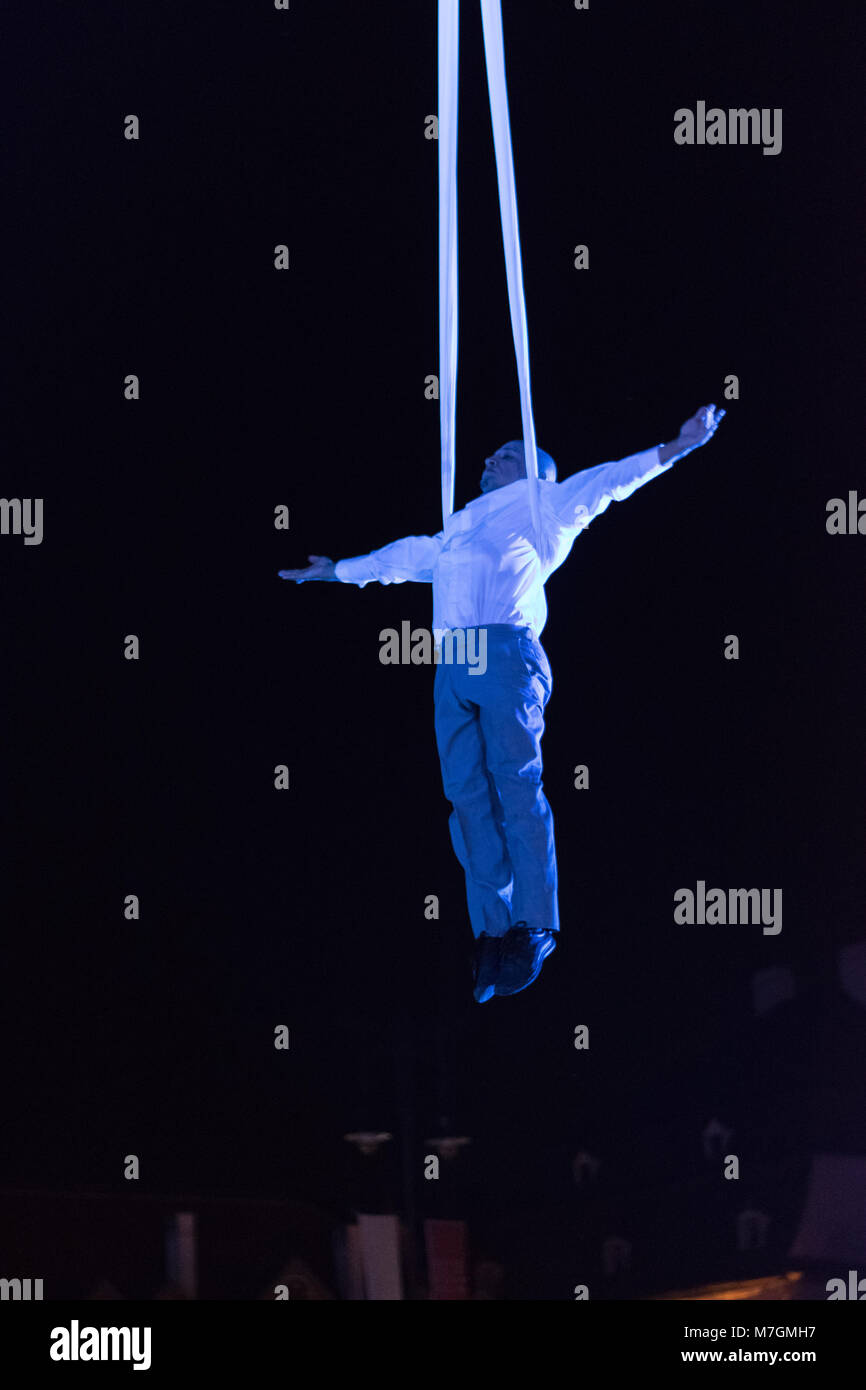 SIBIU, ROUMANIE - 17 juin 2016 : un membre de la station dans la scène VOALA la grande place durant le Festival International de Théâtre de Sibiu, Sibiu, Roumanie Banque D'Images