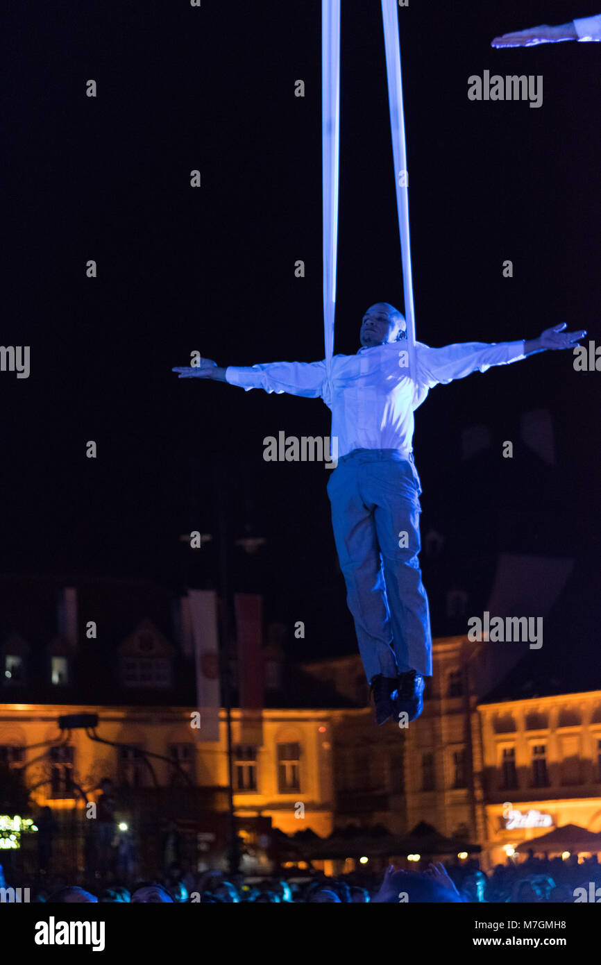 SIBIU, ROUMANIE - 17 juin 2016 : un membre de la station dans la scène VOALA la grande place durant le Festival International de Théâtre de Sibiu, Sibiu, Roumanie Banque D'Images