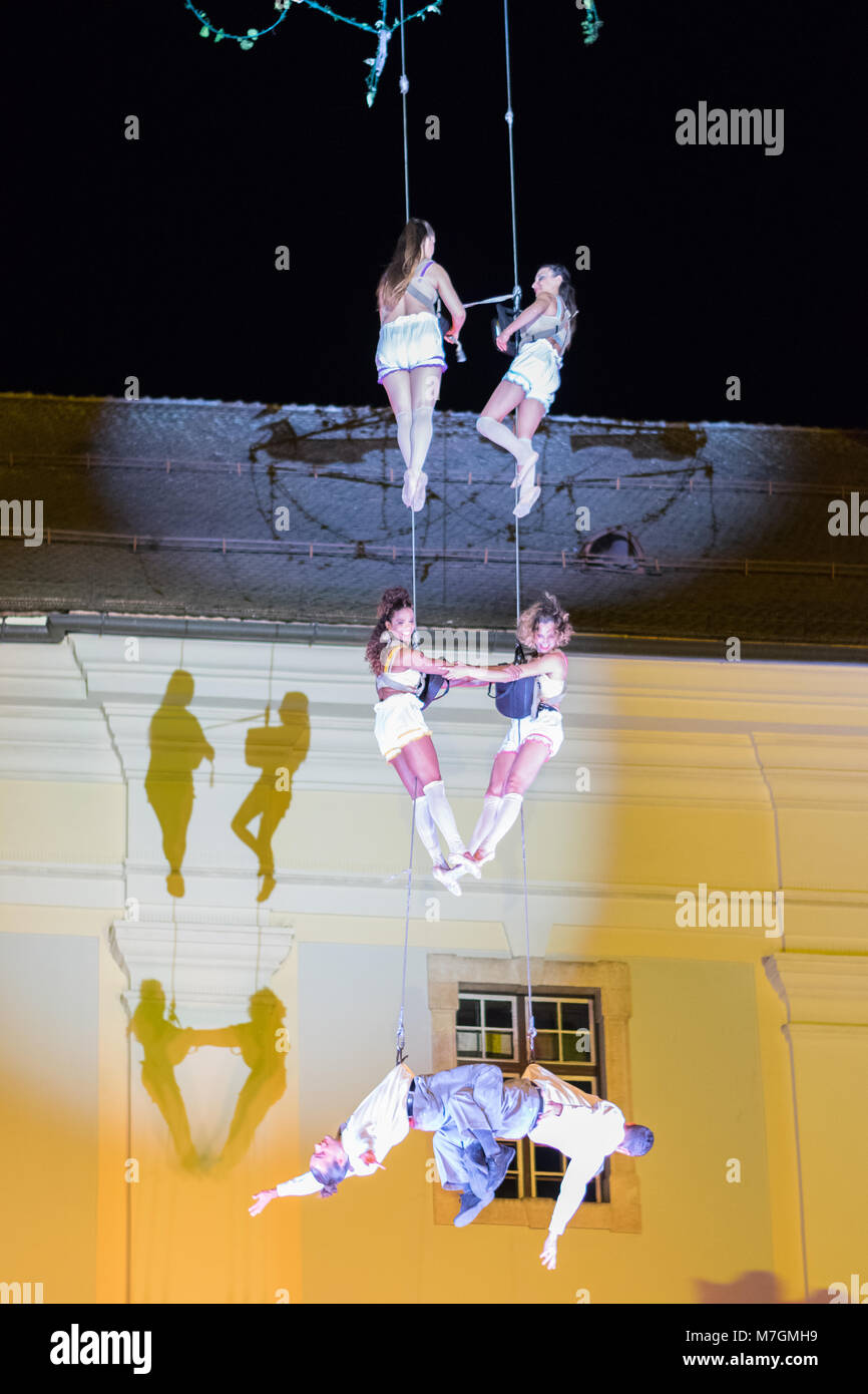 SIBIU, ROUMANIE - 17 juin 2016 : Les membres de la station dans la scène VOALA la grande place, pendant le Festival International de Théâtre de Sibiu, Sibiu, Roumanie. Banque D'Images