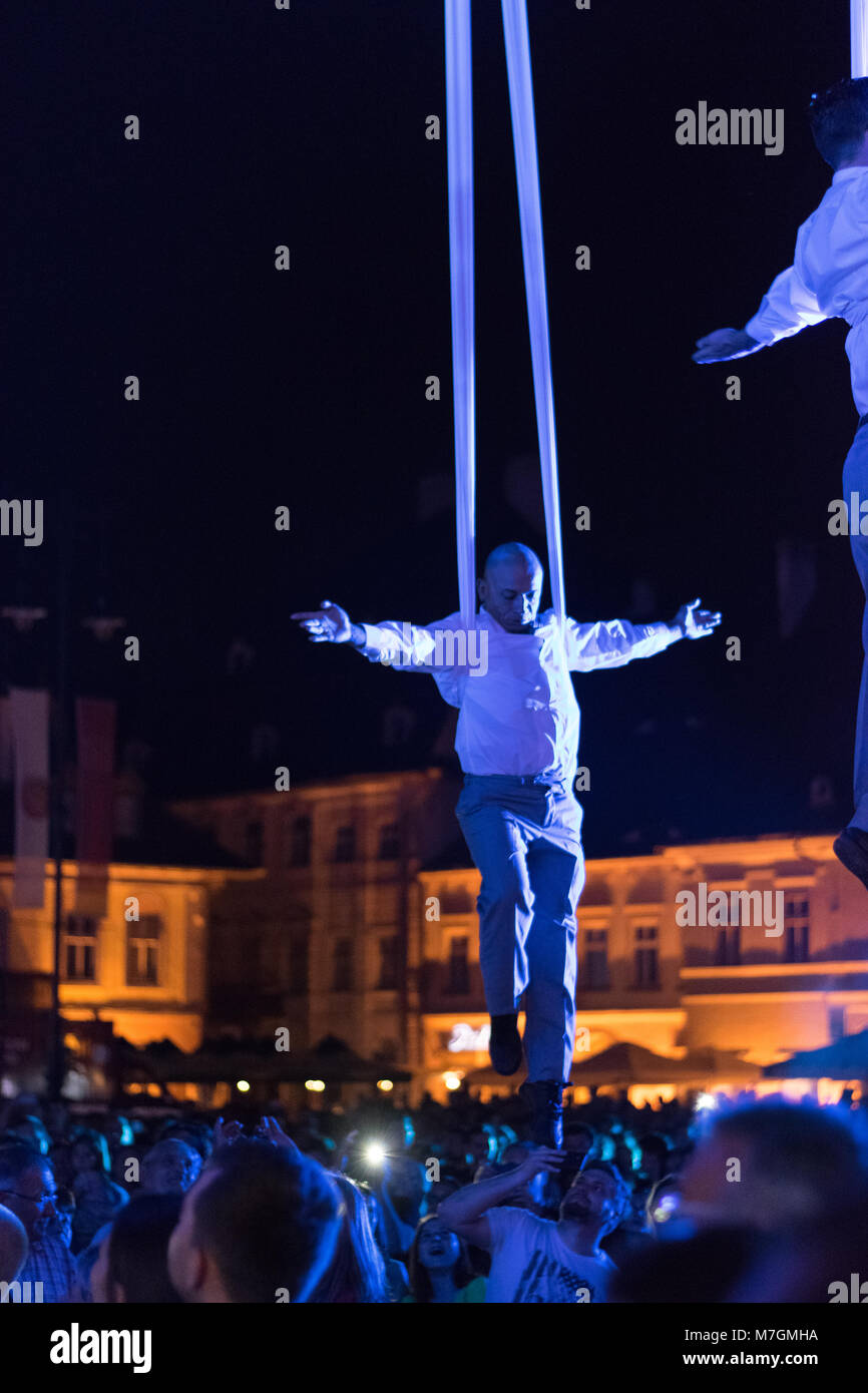 SIBIU, ROUMANIE - 17 juin 2016 : un membre de la station dans la scène VOALA la grande place durant le Festival International de Théâtre de Sibiu, Sibiu, Roumanie Banque D'Images