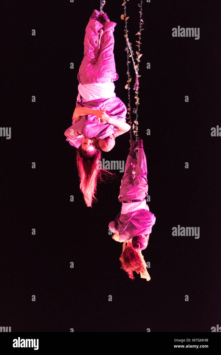 SIBIU, ROUMANIE - 17 juin 2016 : Les membres de la station dans la scène VOALA la grande place, pendant le Festival International de Théâtre de Sibiu, Sibiu, Roumanie. Banque D'Images