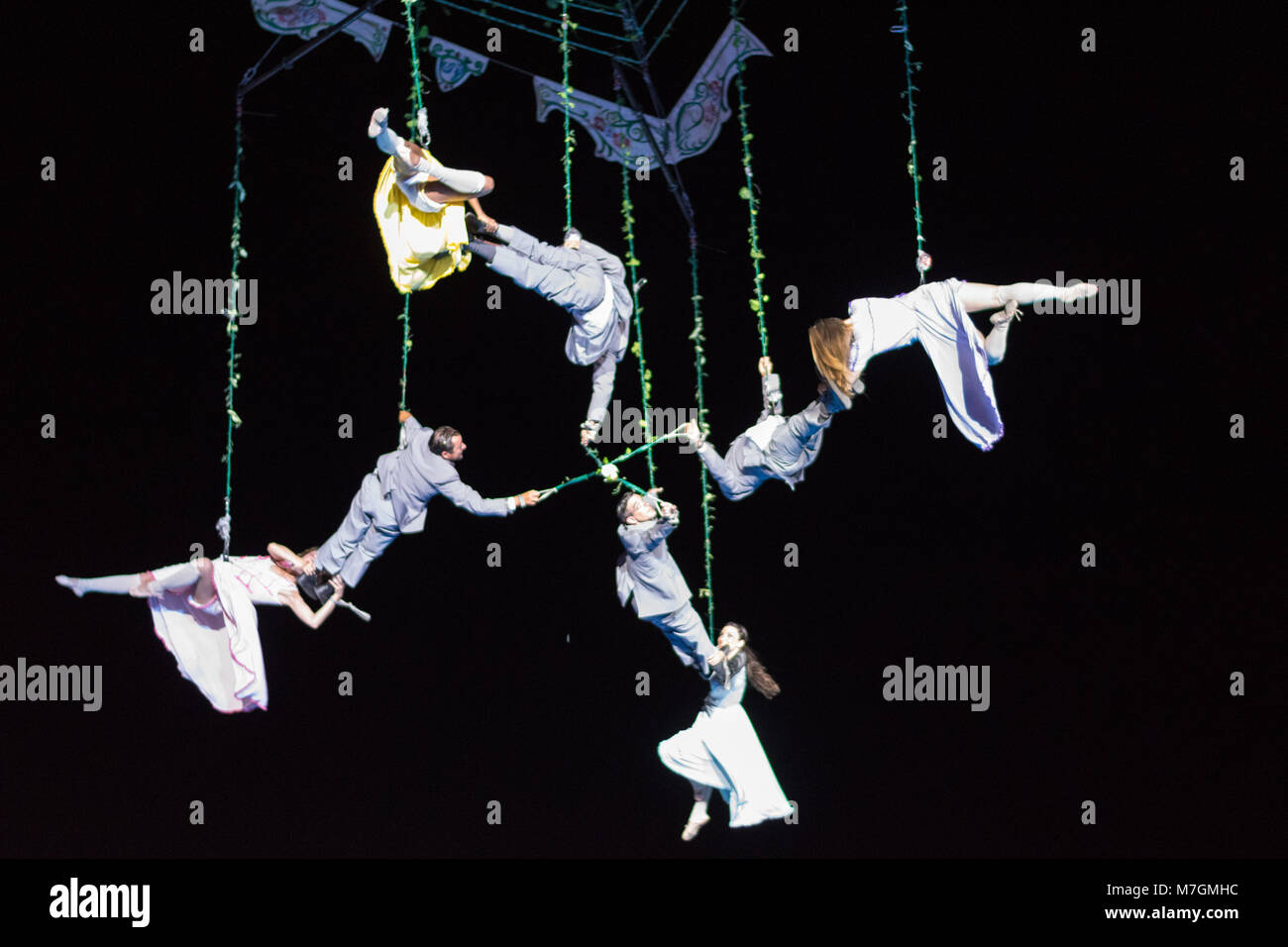 SIBIU, ROUMANIE - 17 juin 2016 : Les membres de la station dans la scène VOALA la grande place, pendant le Festival International de Théâtre de Sibiu, Sibiu, Roumanie. Banque D'Images