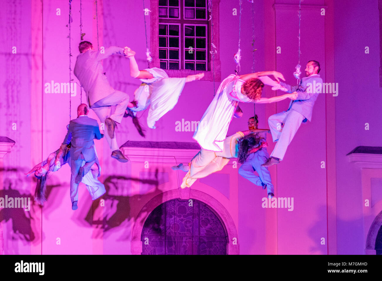 SIBIU, ROUMANIE - 17 juin 2016 : Les membres de la station dans la scène VOALA la grande place, pendant le Festival International de Théâtre de Sibiu, Sibiu, Roumanie. Banque D'Images