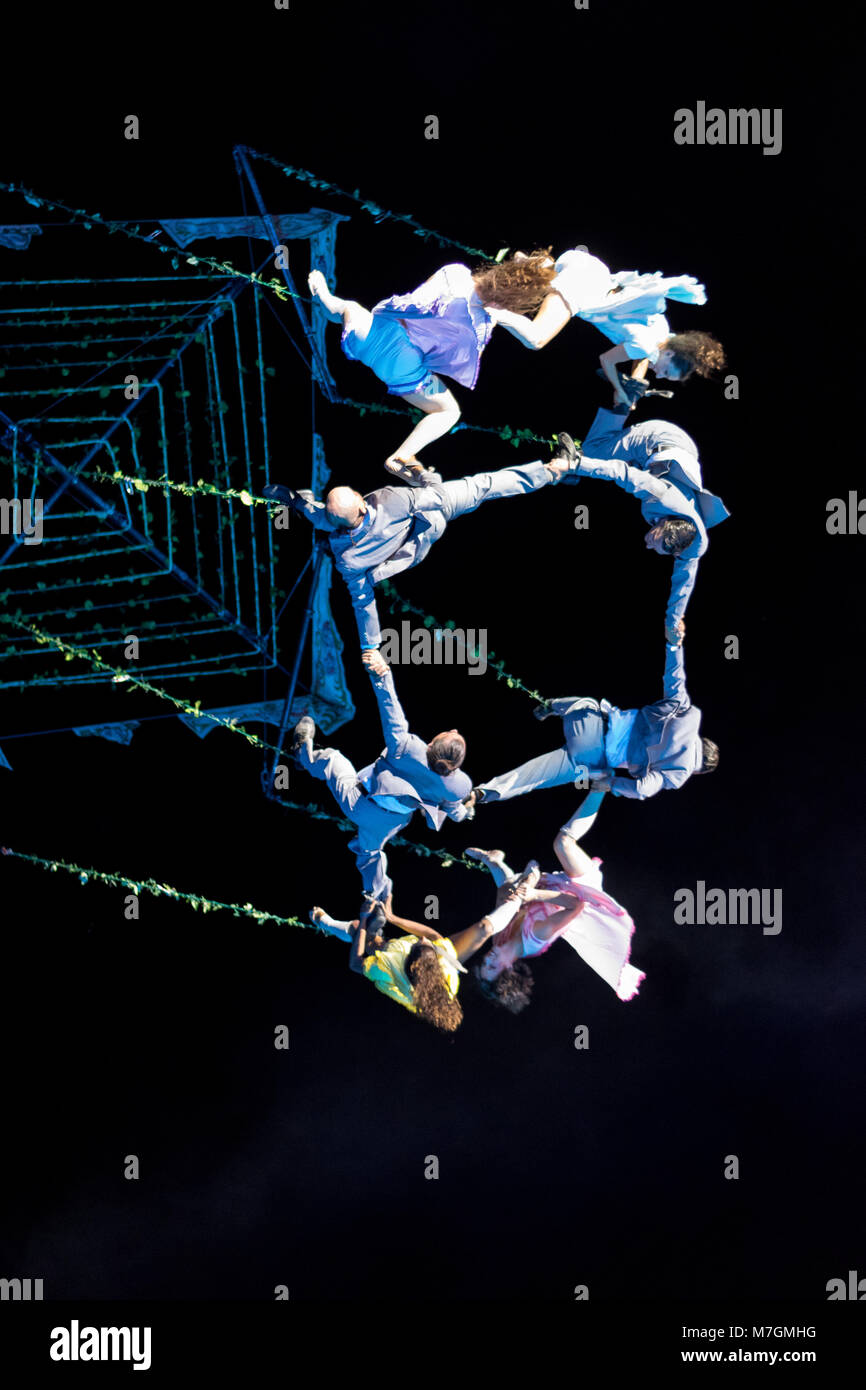 SIBIU, ROUMANIE - 17 juin 2016 : Les membres de la station dans la scène VOALA la Grande Place, au cours du Festival Festival International de Théâtre de Sibiu, dans le Si Banque D'Images