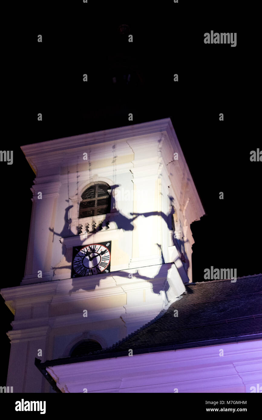 SIBIU, ROUMANIE - 17 juin 2016 : Observation des membres de la station dans la scène VOALA la grande place, pendant le Festival International de Théâtre de Sibiu Banque D'Images