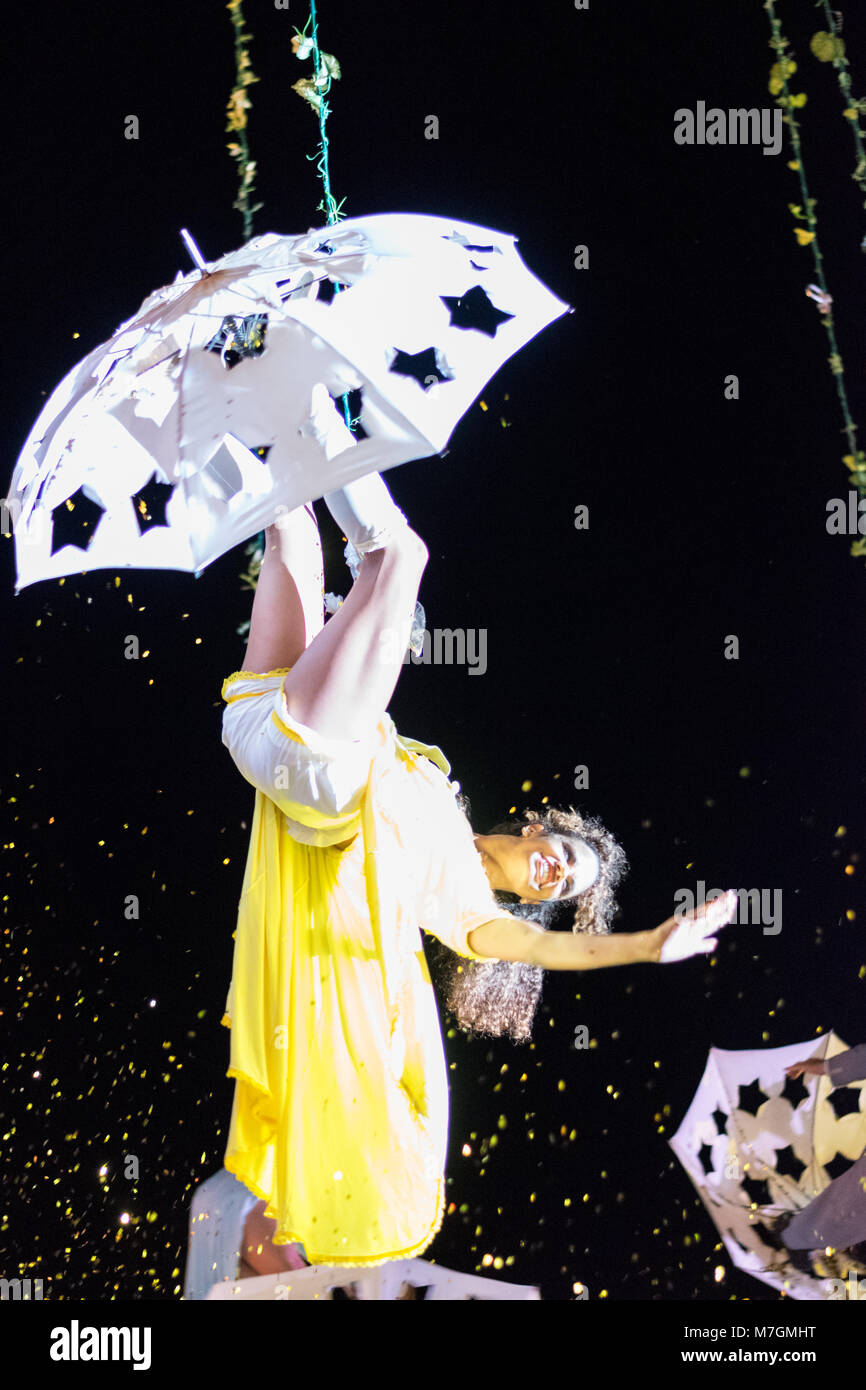 SIBIU, ROUMANIE - 17 juin 2016 : Les membres de la station dans la scène VOALA la Grande Place, au cours du Festival Festival International de Théâtre de Sibiu, dans le Si Banque D'Images