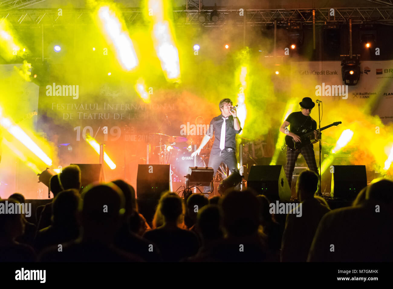 SIBIU, ROUMANIE - 19 juin 2016 : Les membres de l'expérience pilote de Muare Duchamp dans la Grande Place, pendant le Festival International de Théâtre de Sibiu Banque D'Images