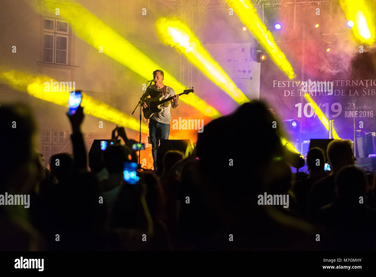 SIBIU, ROUMANIE - 19 juin 2016 : Les membres de l'expérience pilote de Muare Duchamp dans la Grande Place, pendant le Festival International de Théâtre de Sibiu Banque D'Images