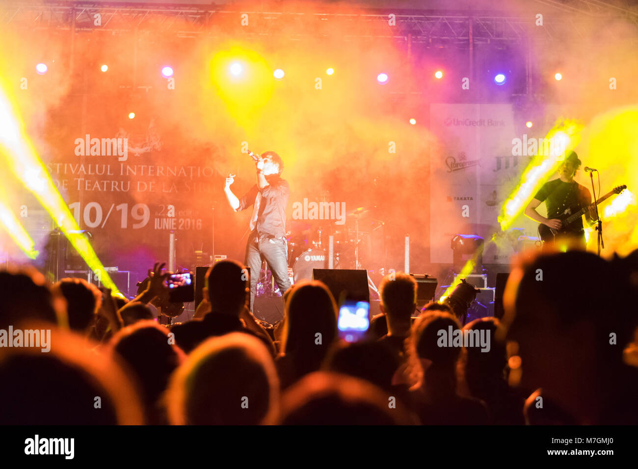 SIBIU, ROUMANIE - 19 juin 2016 : Les membres de l'expérience pilote de Muare Duchamp dans la Grande Place, pendant le Festival International de Théâtre de Sibiu Banque D'Images