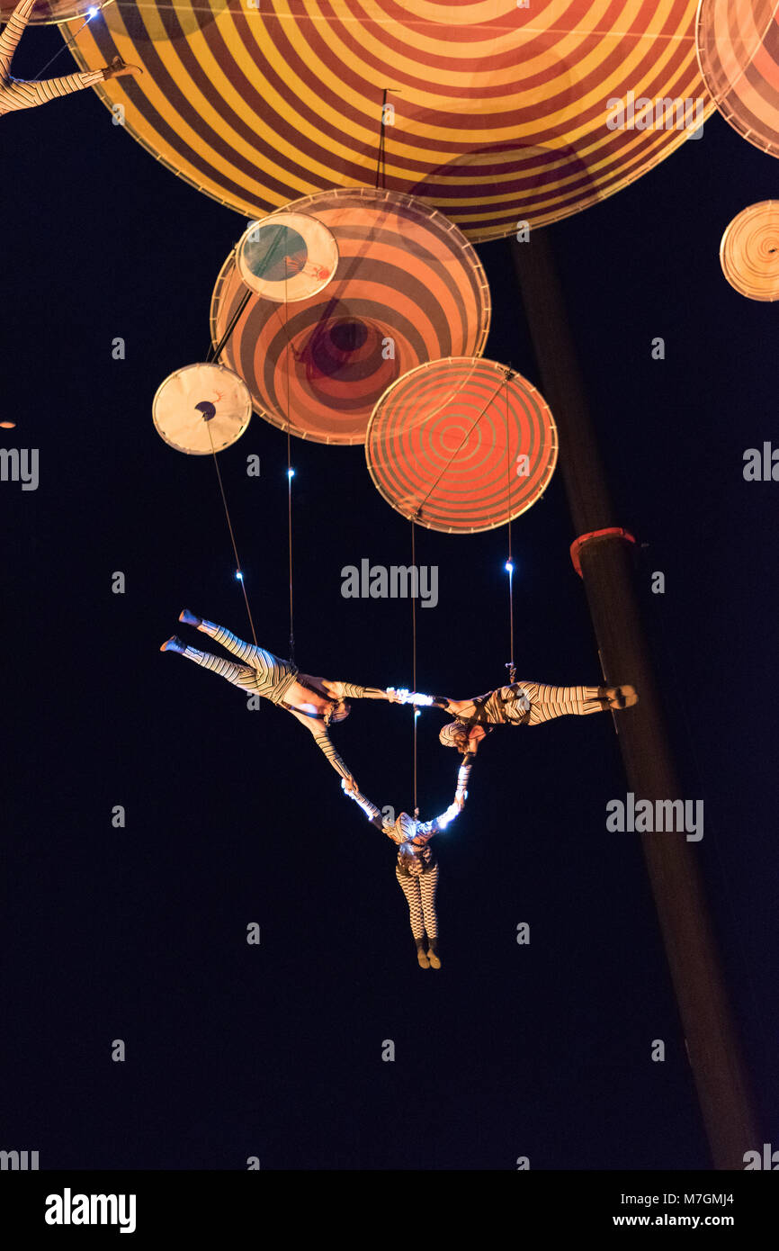 SIBIU, ROUMANIE - 19 juin 2016 : Les membres de l'expérience pilote de Muare Duchamp dans la Grande Place, pendant le Festival International de Théâtre de Sibiu Banque D'Images