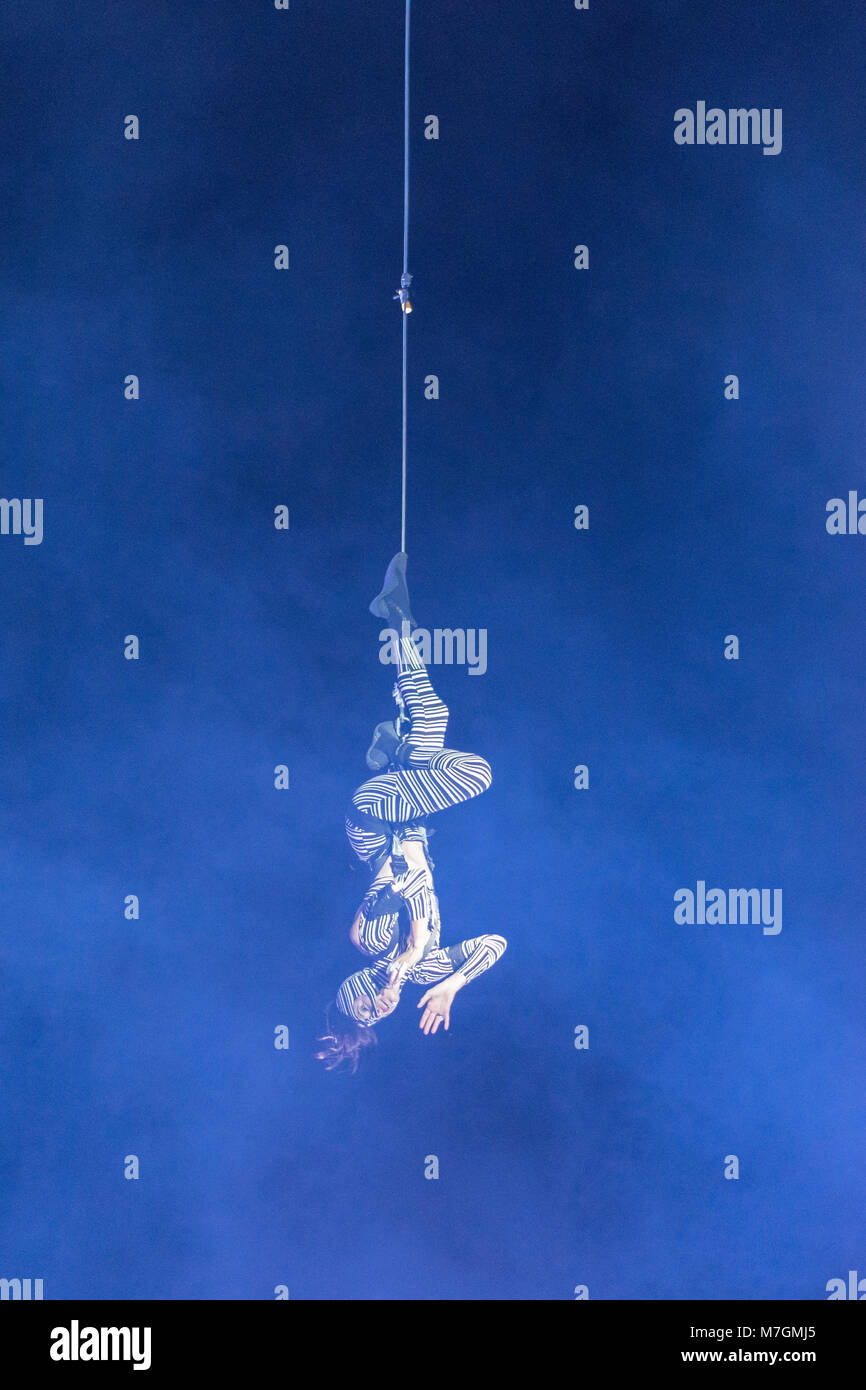 SIBIU, ROUMANIE - 19 juin 2016 : un membre de l'expérience pilote de Muare Duchamp dans la Grande Place, au cours de Théâtre International de Sibiu Festiva Banque D'Images