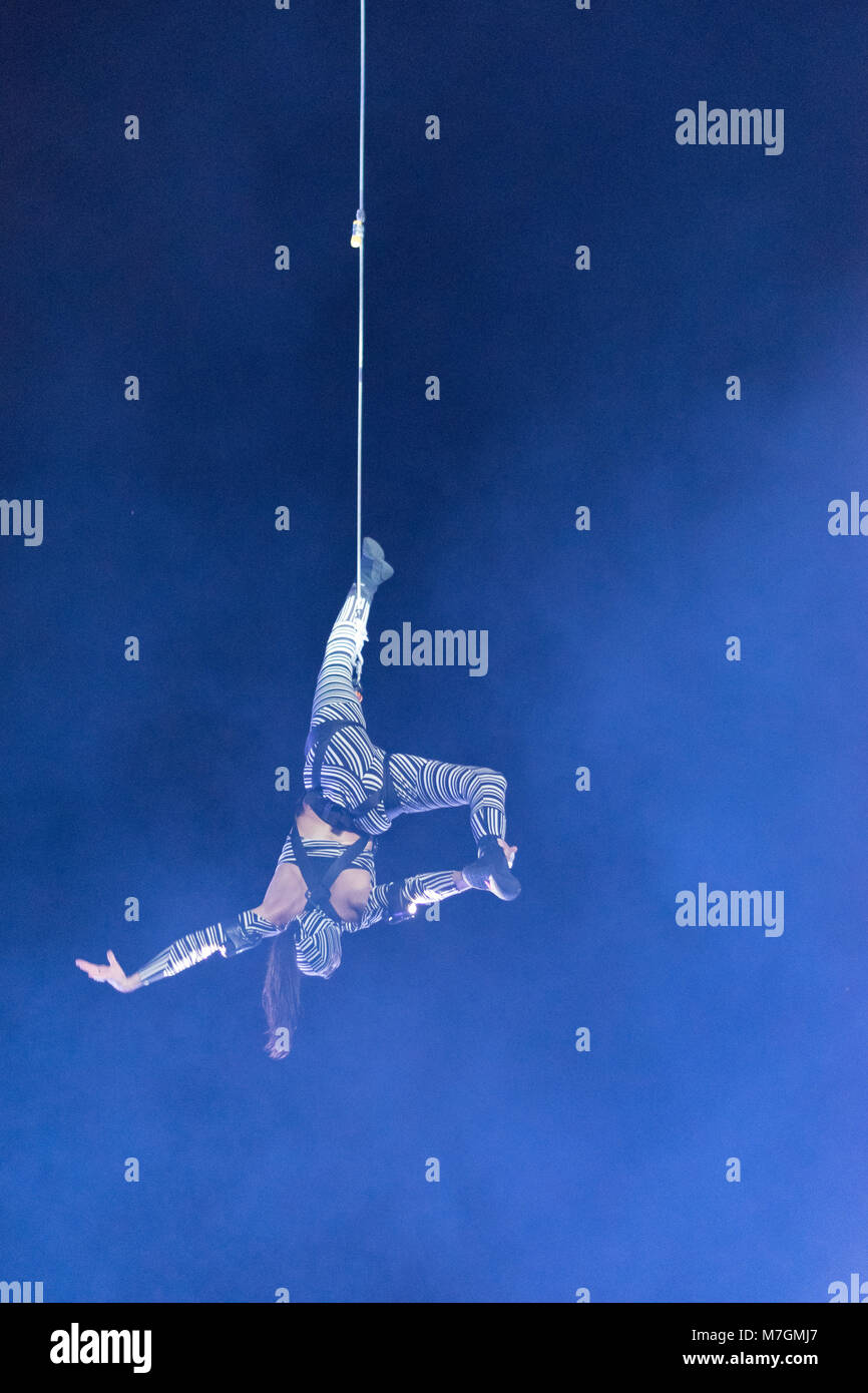 SIBIU, ROUMANIE - 19 juin 2016 : un membre de l'expérience pilote de Muare Duchamp dans la Grande Place, au cours de Théâtre International de Sibiu Festiva Banque D'Images