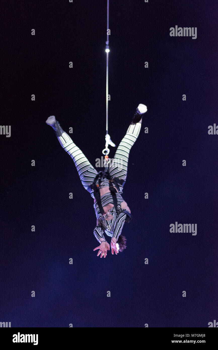 SIBIU, ROUMANIE - 19 juin 2016 : un membre de l'expérience pilote de Muare Duchamp dans la Grande Place, au cours de Théâtre International de Sibiu Festiva Banque D'Images