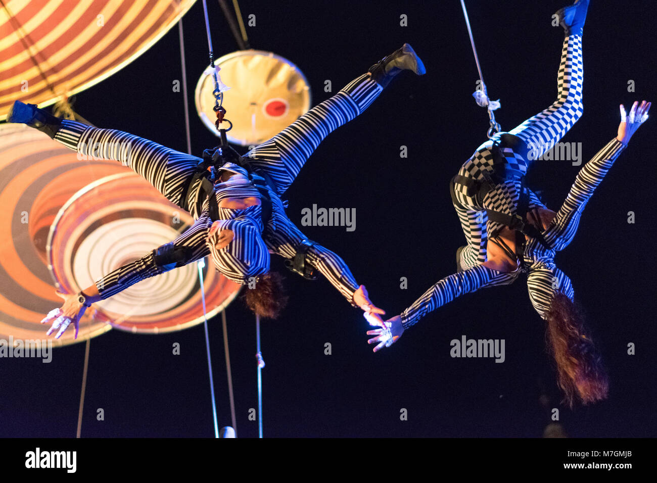 SIBIU, ROUMANIE - 19 juin 2016 : Les membres de l'expérience pilote de Muare Duchamp dans la Grande Place, pendant le Festival International de Théâtre de Sibiu Banque D'Images