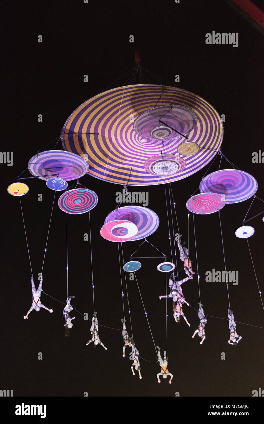 SIBIU, ROUMANIE - 19 juin 2016 : Les membres de l'expérience pilote de Muare Duchamp dans la Grande Place, pendant le Festival International de Théâtre de Sibiu Banque D'Images