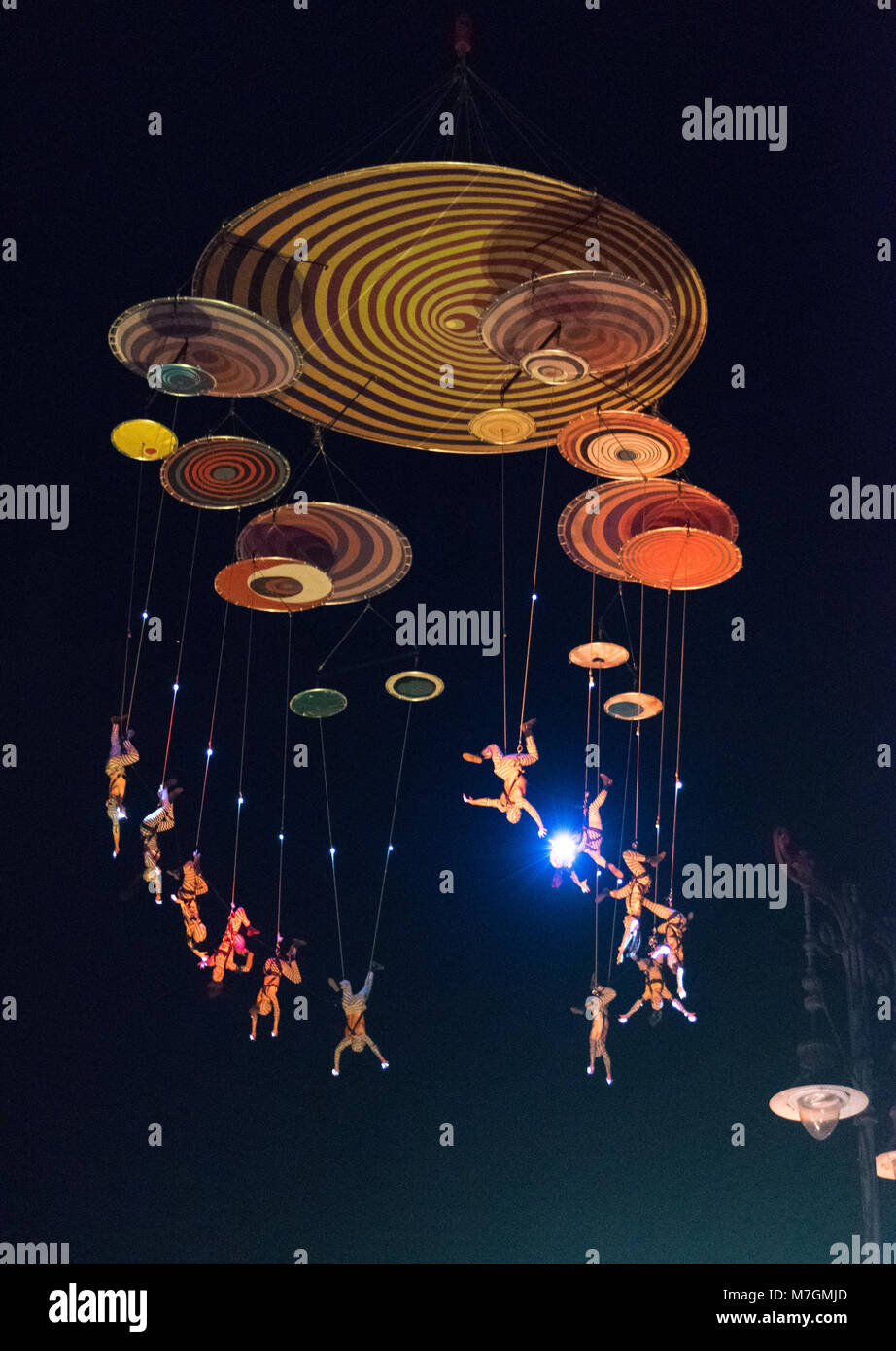 SIBIU, ROUMANIE - 19 juin 2016 : Les membres de l'expérience pilote de Muare Duchamp dans la Grande Place, pendant le Festival International de Théâtre de Sibiu Banque D'Images