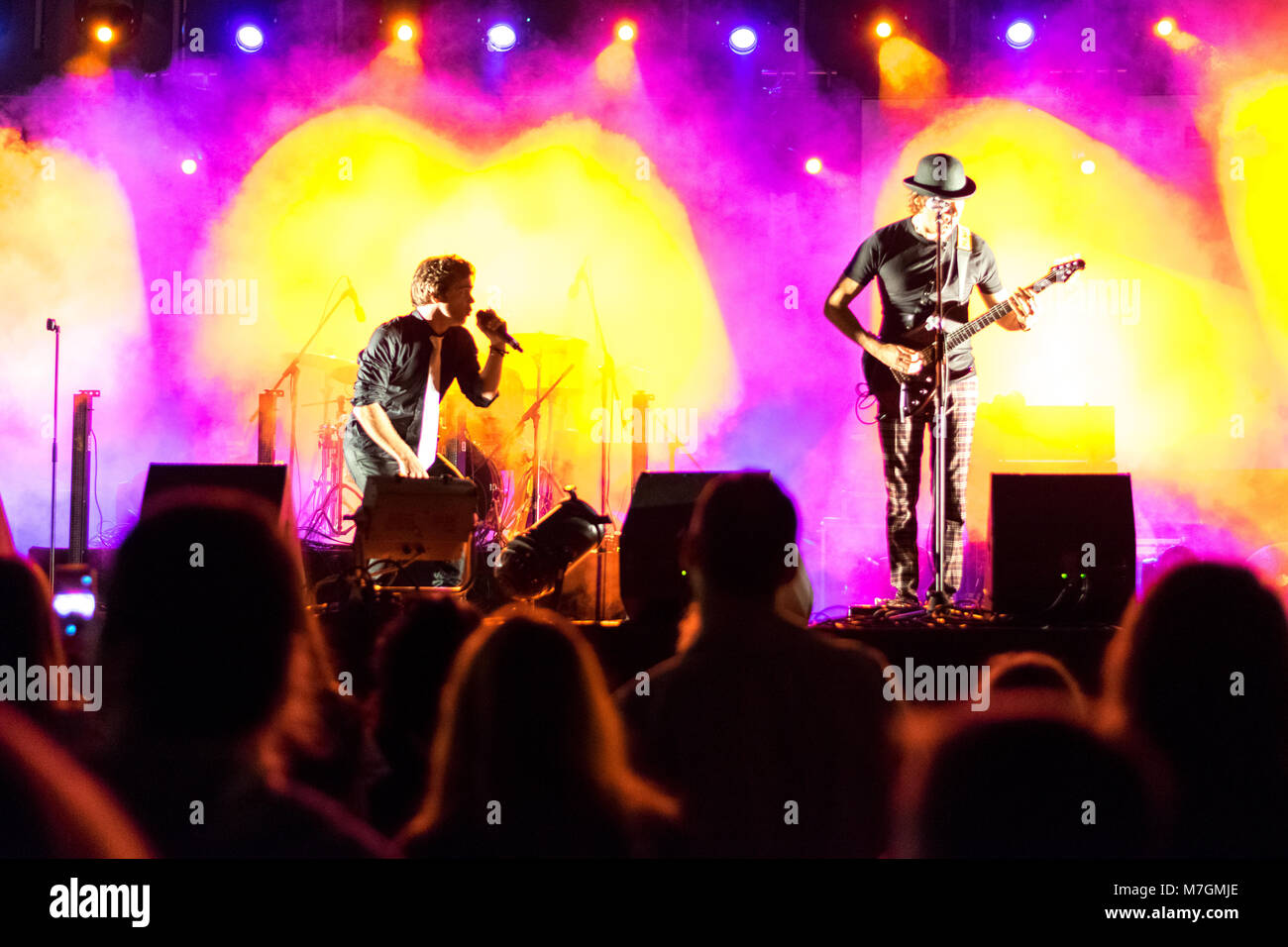 SIBIU, ROUMANIE - 19 juin 2016 : Les membres de l'expérience pilote de Muare Duchamp dans la Grande Place, pendant le Festival International de Théâtre de Sibiu Banque D'Images