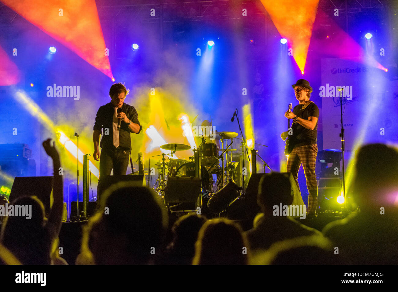 SIBIU, ROUMANIE - 19 juin 2016 : Les membres de l'expérience pilote de Muare Duchamp dans la Grande Place, pendant le Festival International de Théâtre de Sibiu Banque D'Images