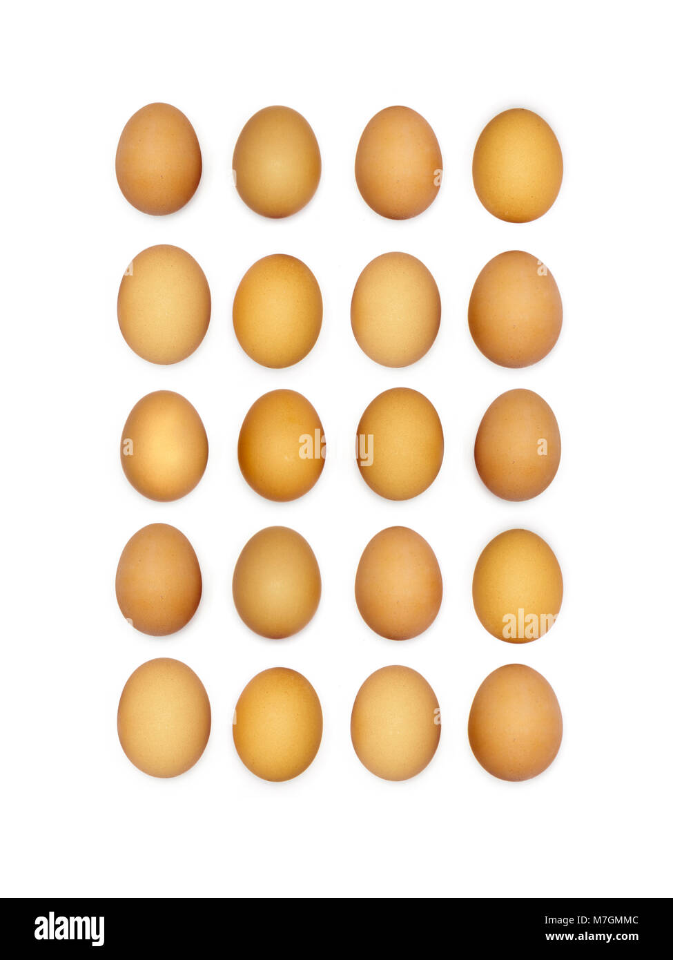 Joyeuses Pâques symbole dans les rangées de vingt oeufs bruns. Banque D'Images