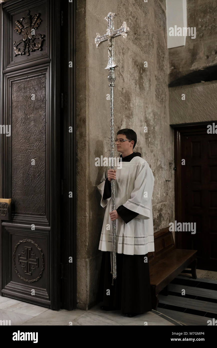 Un prêtre franciscain est titulaire d'une croix au cours d'une messe dans la chapelle de Marie Madeleine à l'intérieur de l'église du Saint Sépulcre vieille ville Jérusalem Israël Banque D'Images