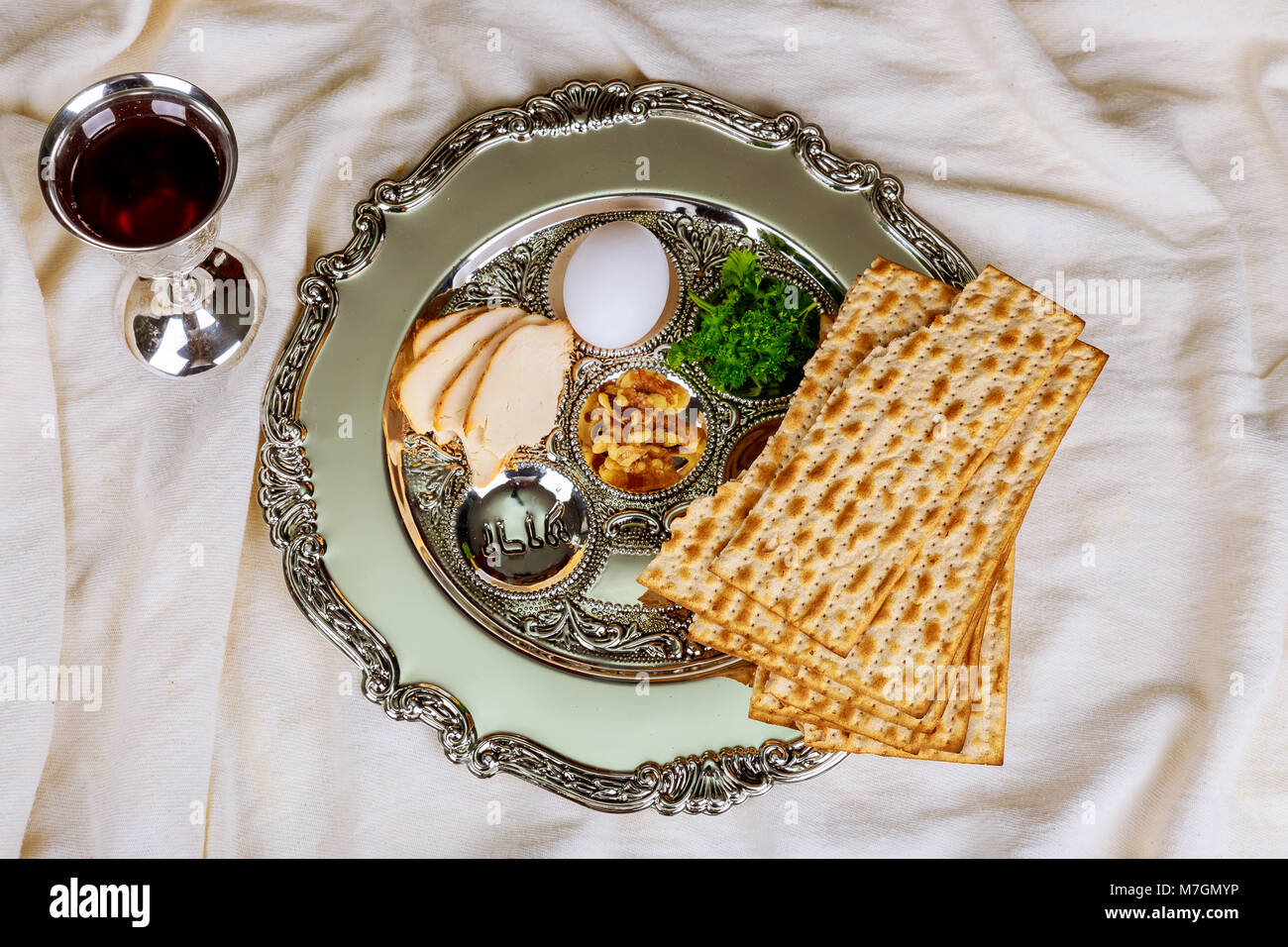 Contexte de la pâque avec bouteille de vin, matzoh, l'oeuf et la plaque du Seder de Pessah Top view background Banque D'Images