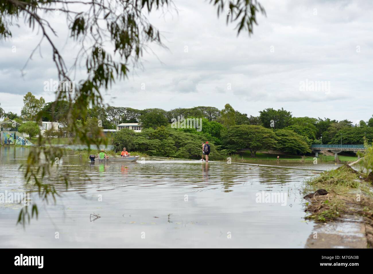 Petite tinny avec les gens la pêche de barramundi, Riverview Taverne dans Douglas Queensland Australie Townsville Banque D'Images