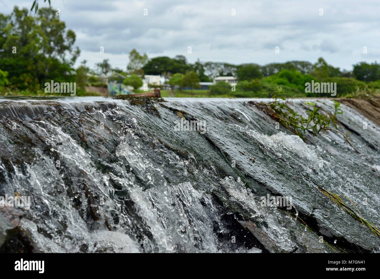 Le weir près de Riverview Tavern à Douglas avec de l'eau coulant sur le dessus, Queensland Australie Townsville Banque D'Images