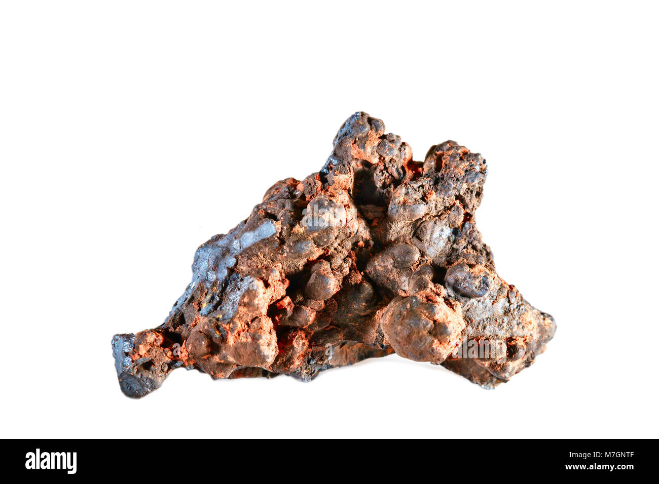 La prise de vue macro de pierre naturelle. Le minéral brut est la goethite. Le Maroc. Objet isolé sur un fond blanc. Banque D'Images