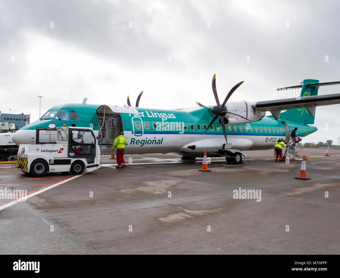 La compagnie aérienne irlandaise Stobart régional ATR 72-600 d'exploitation des aéronefs deux hélices Aer Lingus vols régionaux d'être chargé de passagers et de bagages Banque D'Images