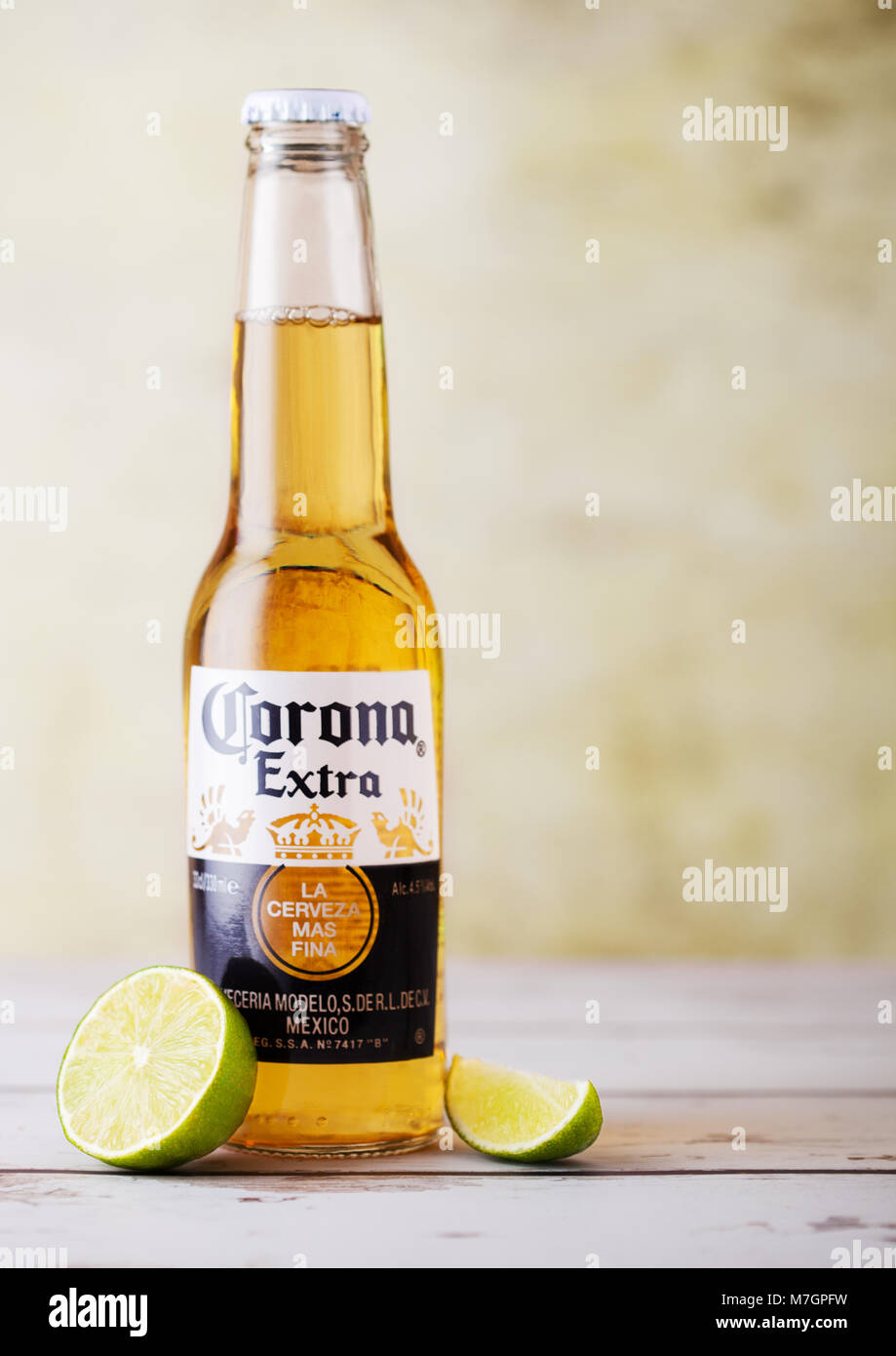 Londres, Royaume-Uni - 10 mars 2018 : bouteilles de bière Corona Extra avec  lime slice sur fond de bois.Corona est le plus populaire dans la bière  importée des États-Unis Photo Stock - Alamy