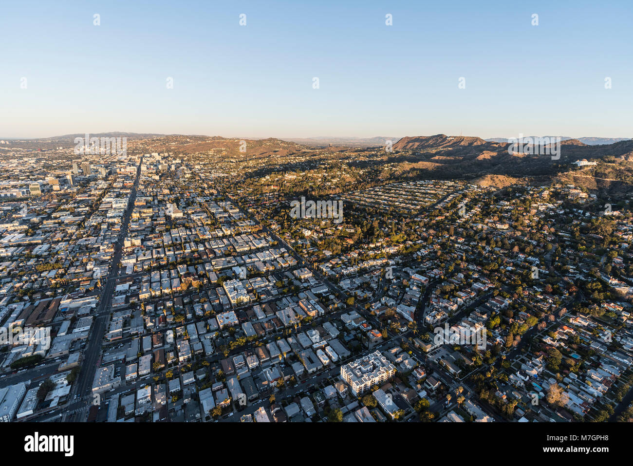 Vue aérienne de maisons de quartier matin et Hollywood Boulevard à Los Angeles en Californie. Banque D'Images
