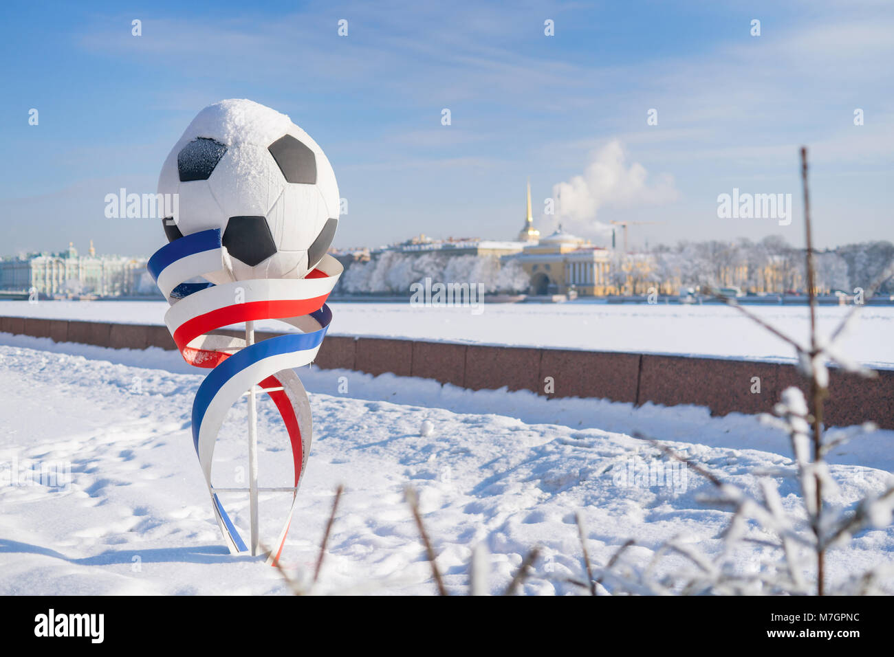 ST. PETERSBURG. Russie - le 21 février 2018. Paysage panoramique de la rivière Neva, l'hiver avec la FIFA Football World Cup 2018 symbole. Banque D'Images