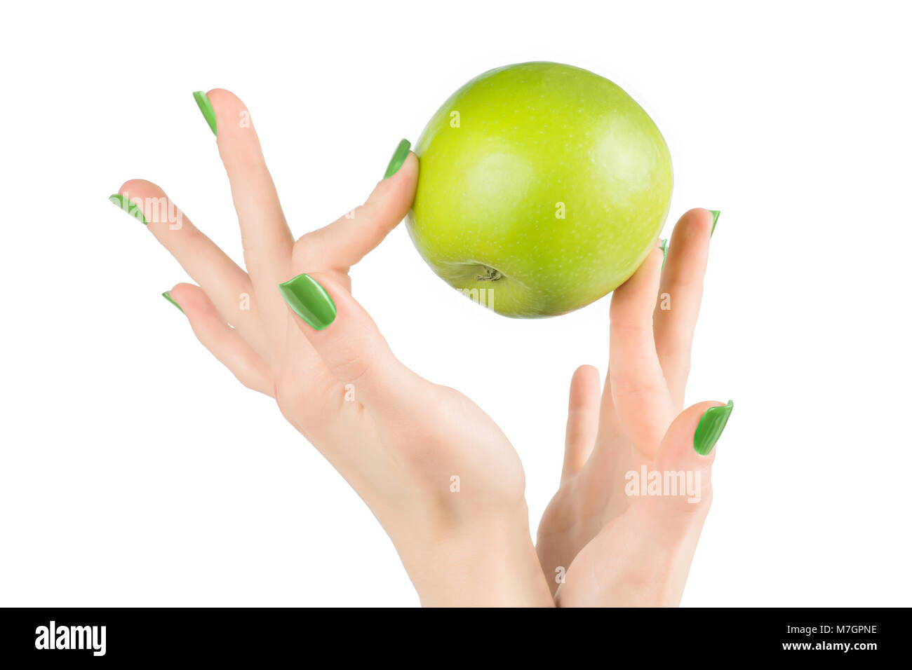 Femme avec les mains soigneusement les ongles verts holding green fresh apple. Isolé sur blanc, chemin de détourage inclus Banque D'Images