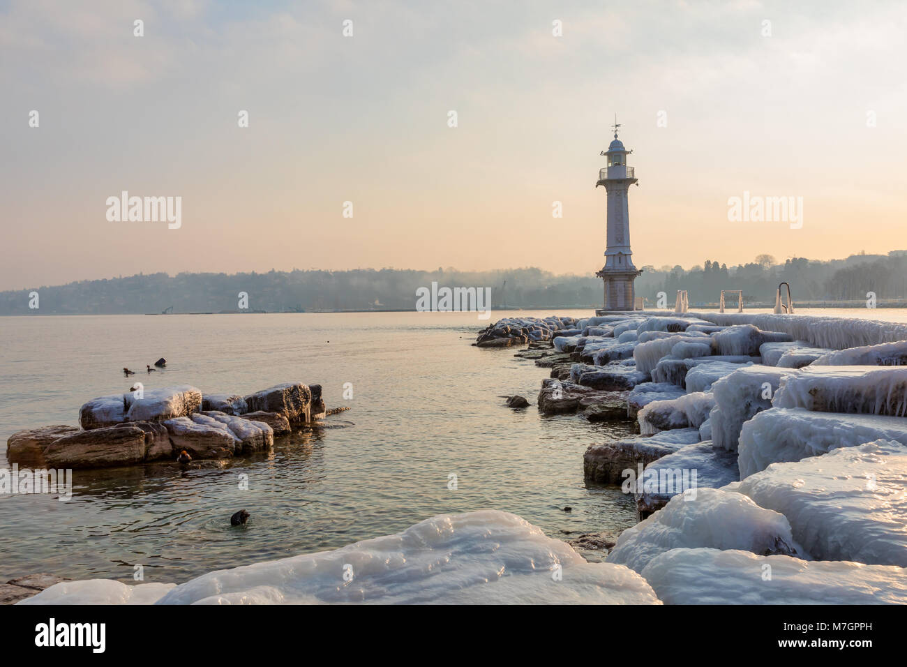 Bains des Paquis phare du couvert de glace, Genève, Suisse Banque D'Images
