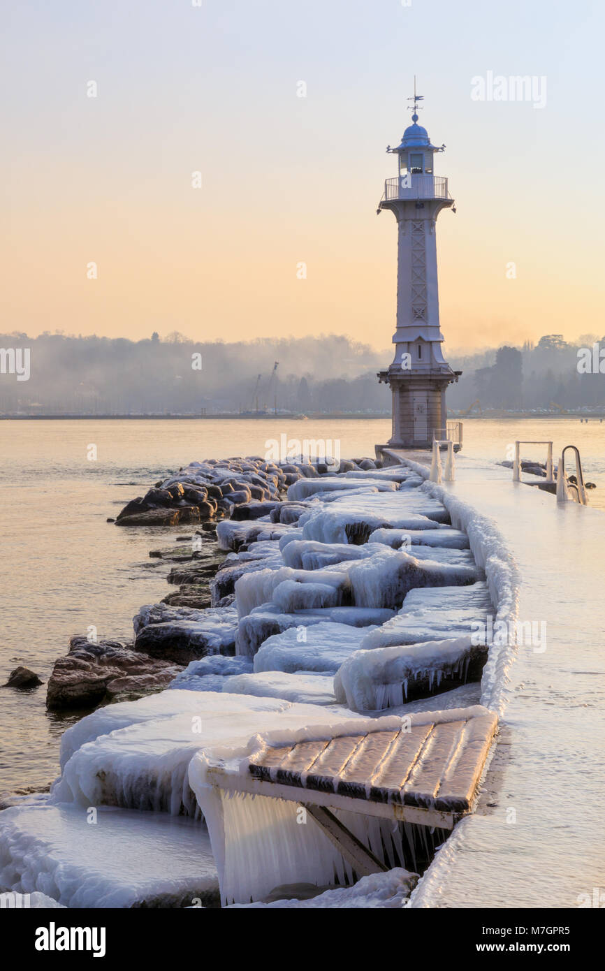 Bains des Paquis phare et recouverte de glace, Genève, Suisse Banque D'Images