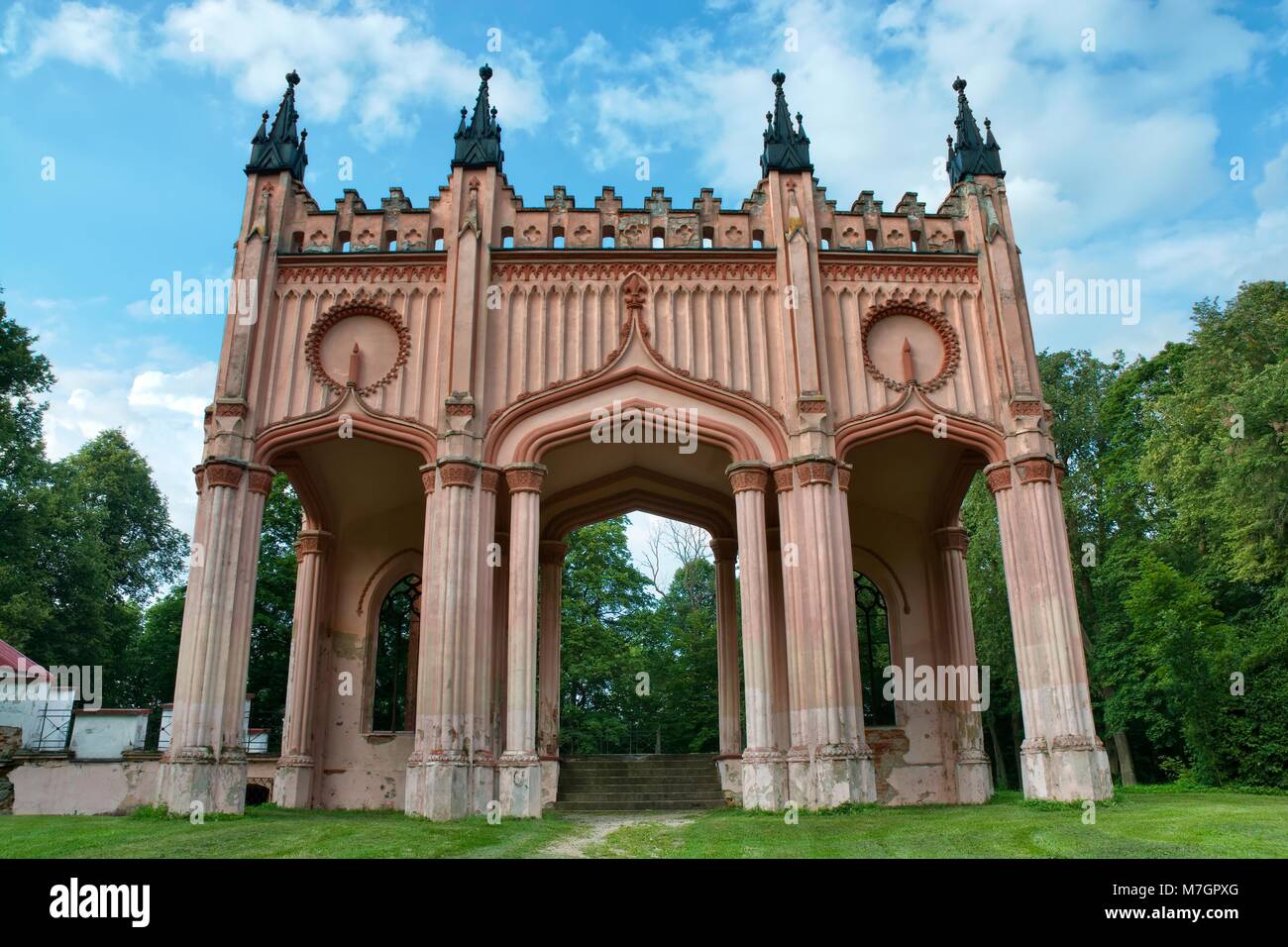 Portail d'entrée de style gothique anglais aux ruines du palais de la famille Saa dans Dowspuda, Pologne Banque D'Images