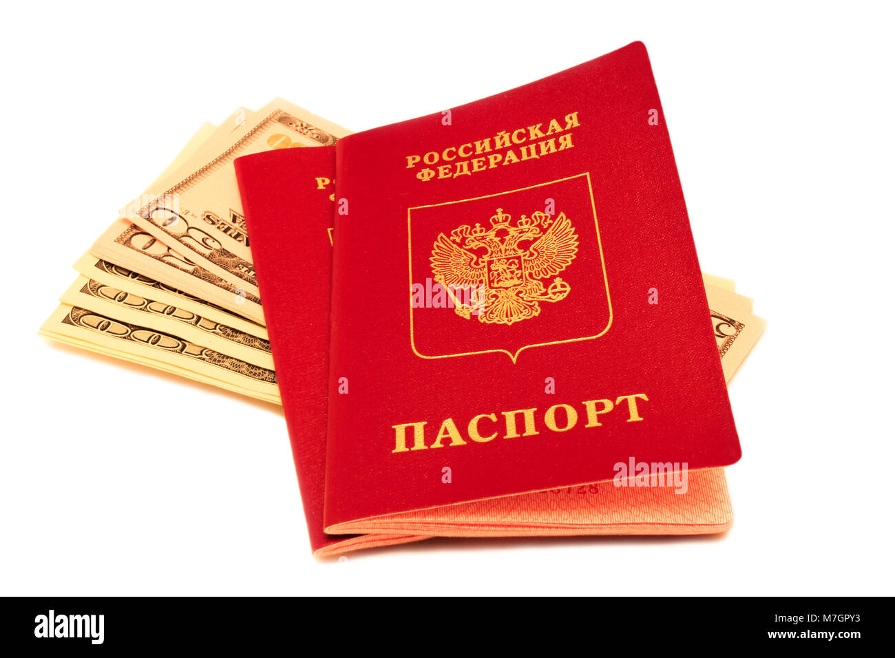 Un passeport russe sont en devises américaines isolé sur fond blanc. Banque D'Images