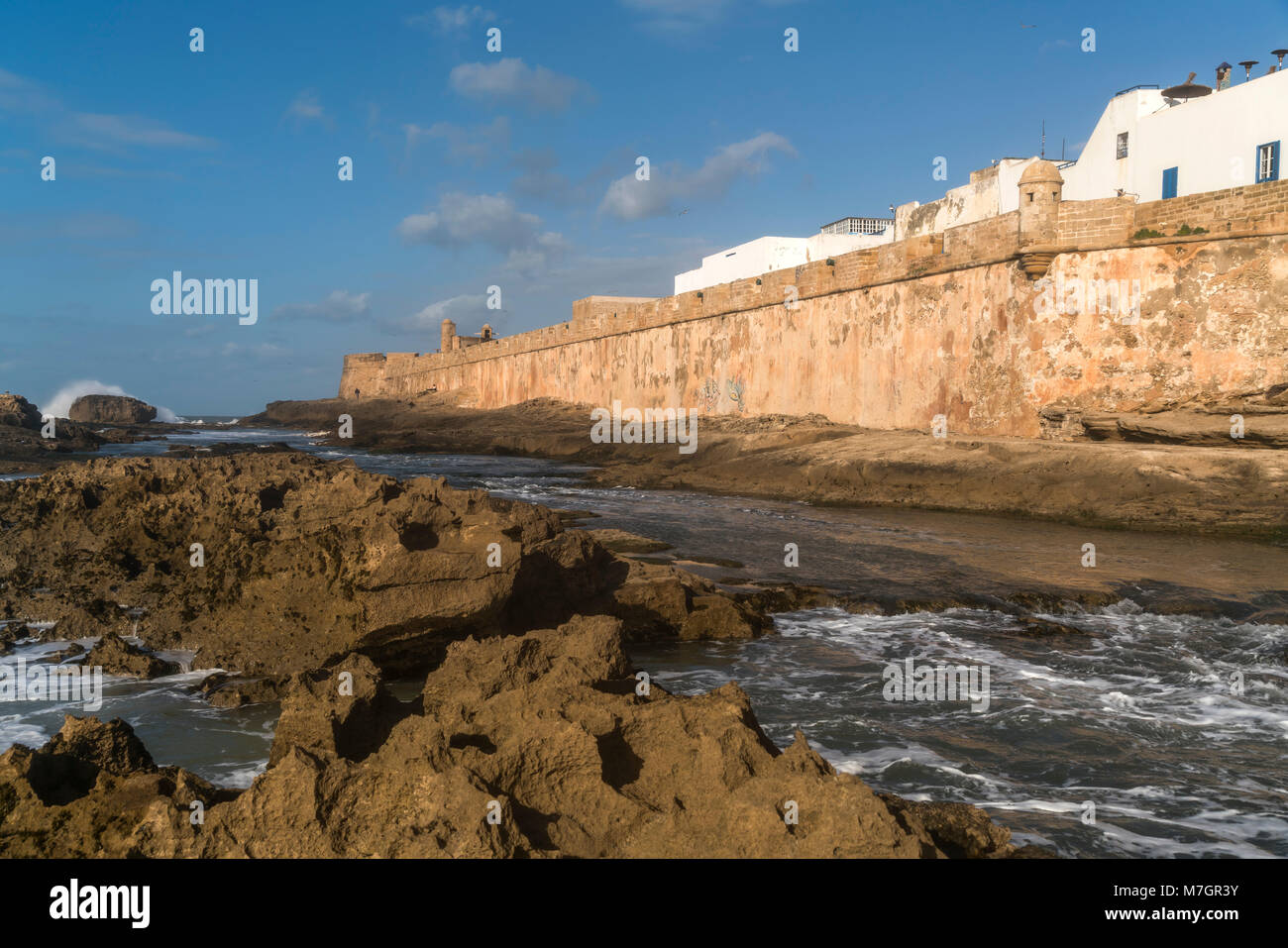 Stadtmauer an der Küste von Essaouira, Königreich Marokko, Afrika | mur de la ville sur la côte à Essaouira, Royaume du Maroc, l'Afrique Banque D'Images